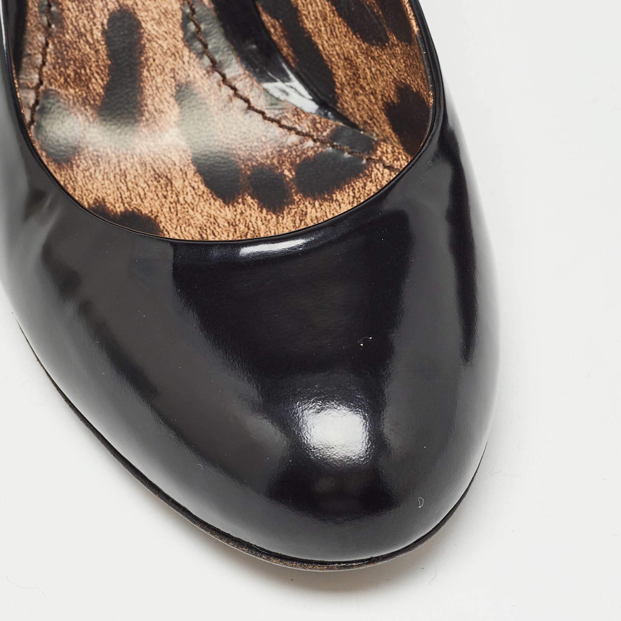 Dolce & Gabbana Escarpins à bout rond en cuir verni noir Taille 37 en vente 3