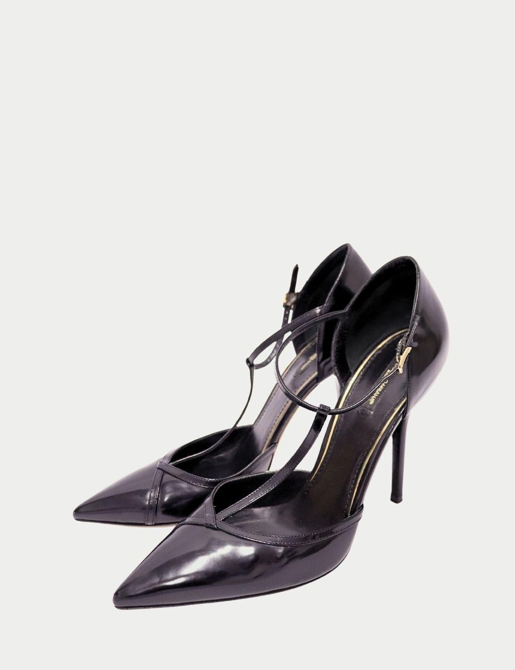 Dolce & Gabbana Schwarzes Lackleder Riemchen Stiletto Heels

Peppen Sie Ihren Abendlook auf mit diesen Stiletto Heels aus Lackleder von Dolce & Gabbana, die mit der für die Marke typischen italienischen Eleganz und dem femininen Design gefertigt