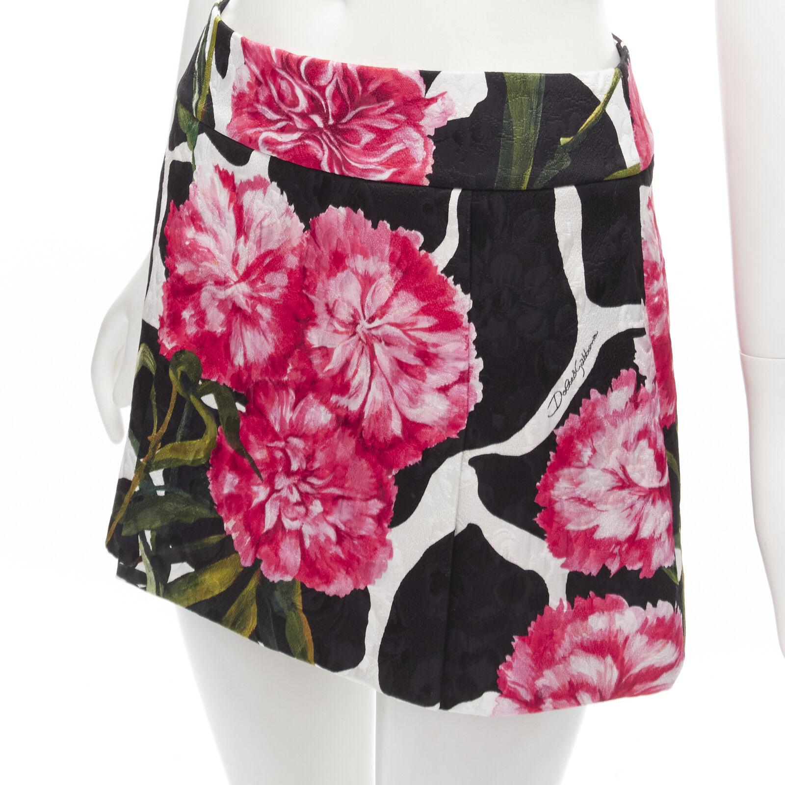 DOLCE GABBANA black pink carnation floral print jacquard mini skirt IT38 XS
Reference: AAWC/A00315
Brand: Dolce Gabbana
Designer: Domenico Dolce and Stefano Gabbana
Material: Cotton, Blend
Color: Multicolour
Pattern: Floral
Closure: Zip
Lining: