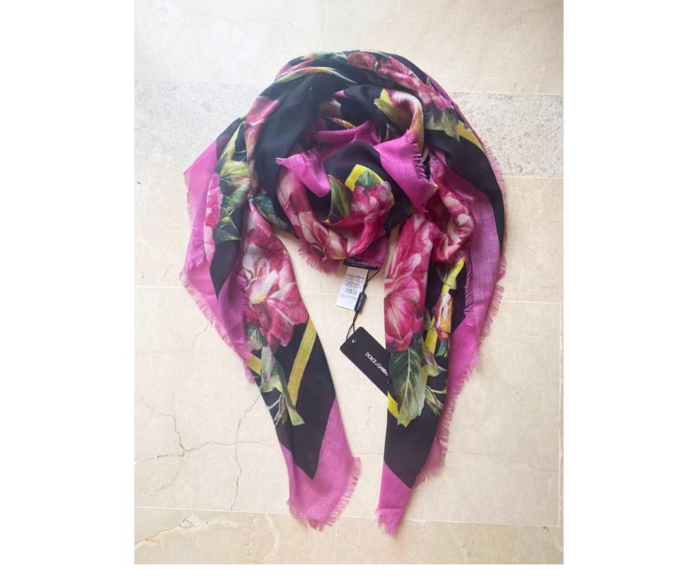 Dolce & Gabbana Pink Rose print cashmere and silk blend scarf 
Size 140cmx140cm 
65% cashmere 35% silk 
Made in Italy. 
Brand new with tags. 
Please check my other DG clothing, bags, shoes & accessories!
