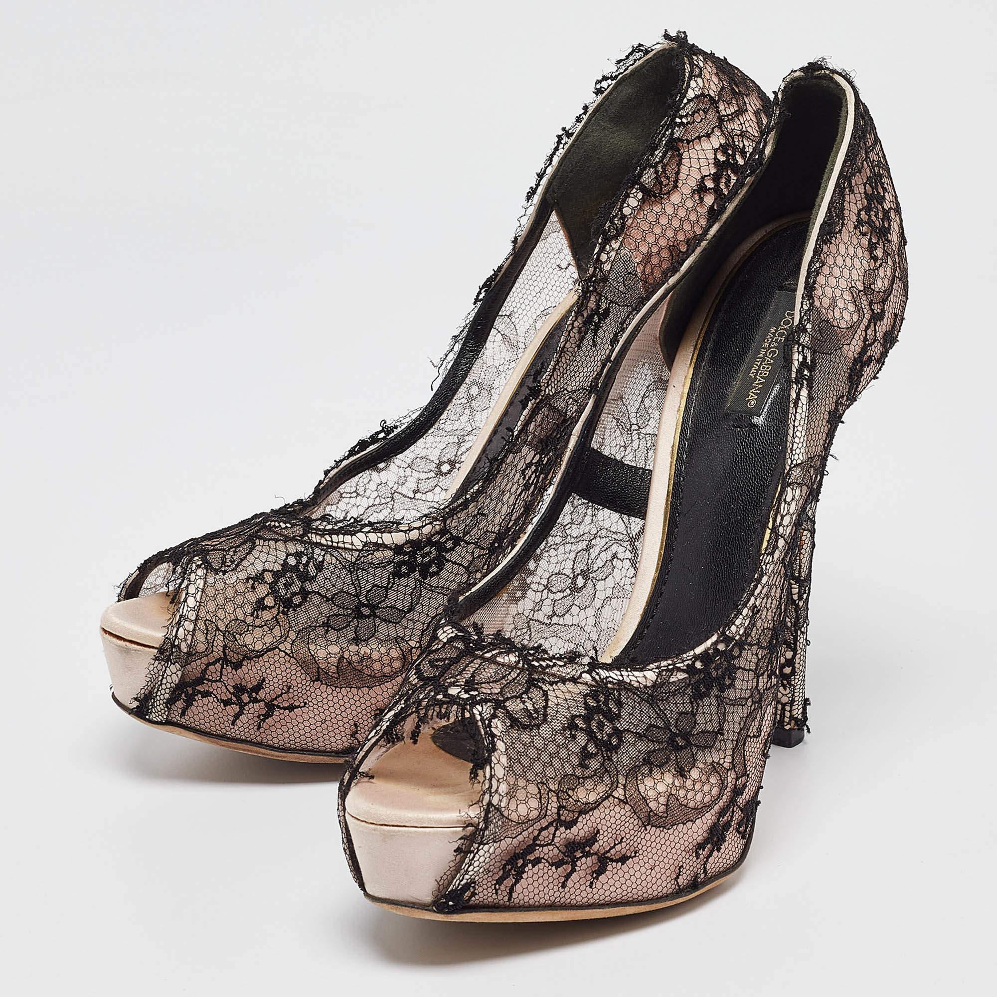 Entdecken Sie die Eleganz der Schuhe mit diesen Designer-Pumps für Damen. Diese sorgfältig entworfenen Absätze vereinen Mode und Komfort und sorgen dafür, dass Sie in jeder Umgebung glänzen.
