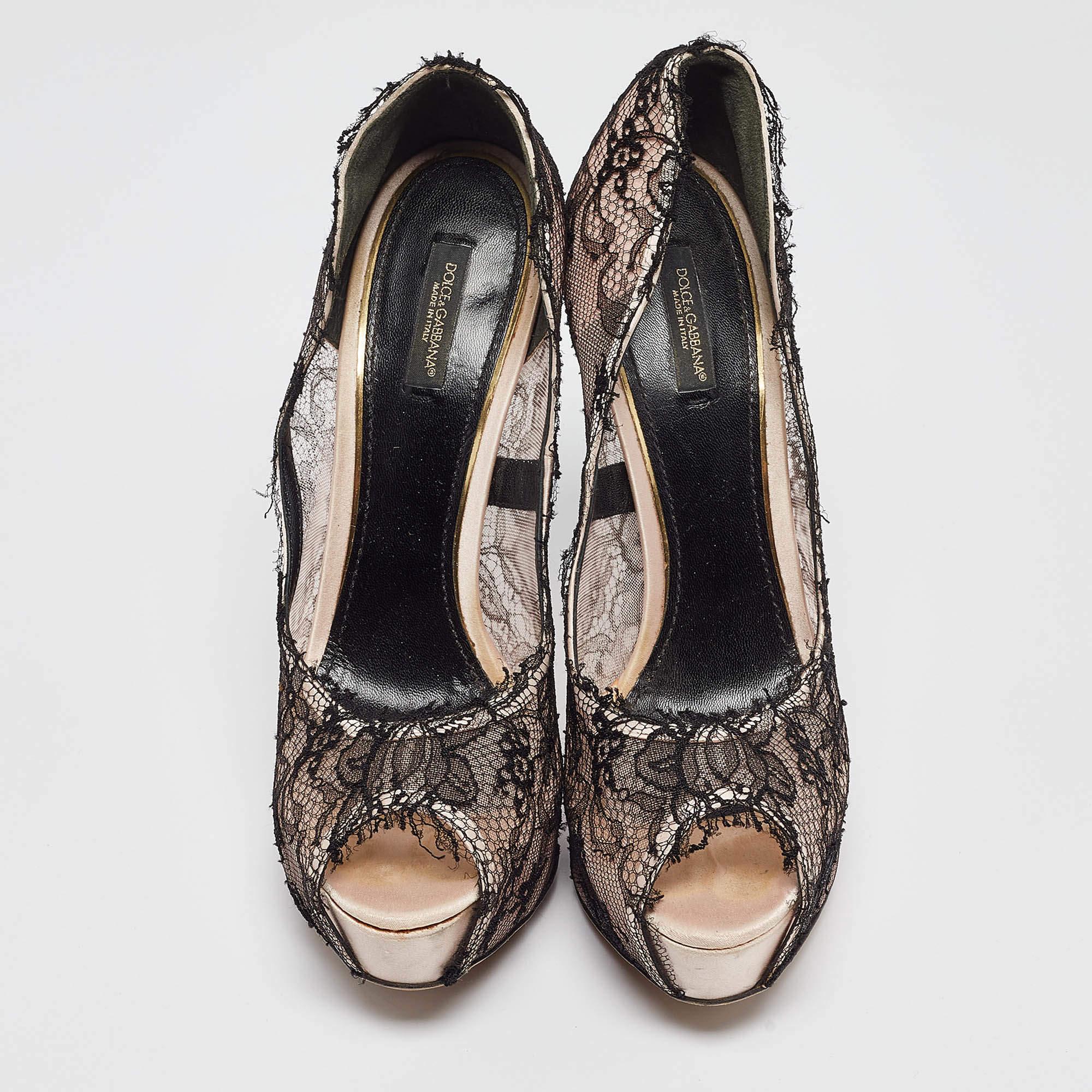 Dolce & Gabbana Schwarz/Rosa Spitze und Satin Plateau Pumps aus Satin Größe 41 im Zustand „Relativ gut“ im Angebot in Dubai, Al Qouz 2