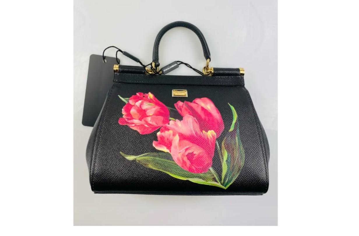 Dolce & Gabbana Sizilien Tasche mit Schwarz-Rosa-Tulpen-Aufdruck
Größe 20 cm x 15 cm x 8 cm
100 % Vitello 
Brandneu mit Etikett:: Echtheitskarte und Staubbeutel! 
Bitte überprüfen Sie meine anderen DG-Kleidung und Accessoires!
