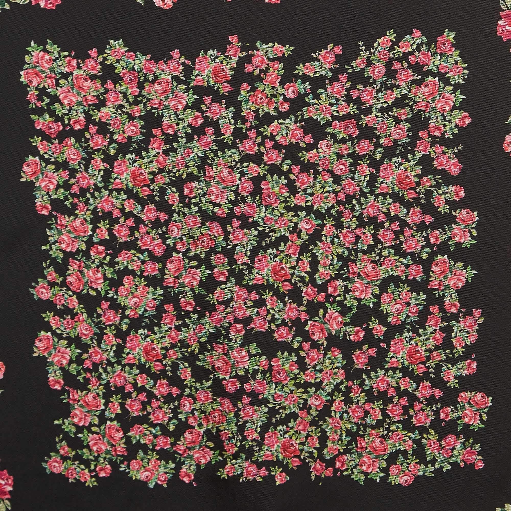 Classy and stylish are some words that come to our minds when we look at the scarf. The label brings you this versatile creation made from luxurious materials that you style with many outfits.