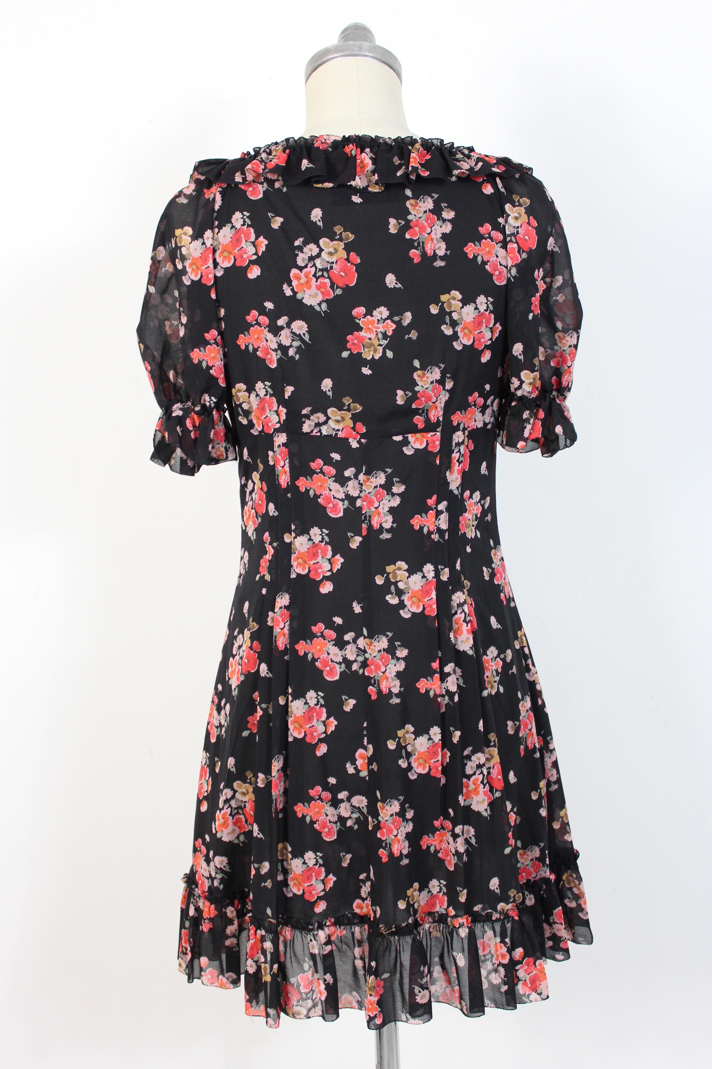 Dolce & Gabbana 90s vintage dress. Short dress, soft model, with ruffles on the lengths. Black color with pink floral designs. 92% silk 8% polyamide. Button closure. Internally lined 100% silk. Made in Italy. Excellent vintage condition.

Size: 44