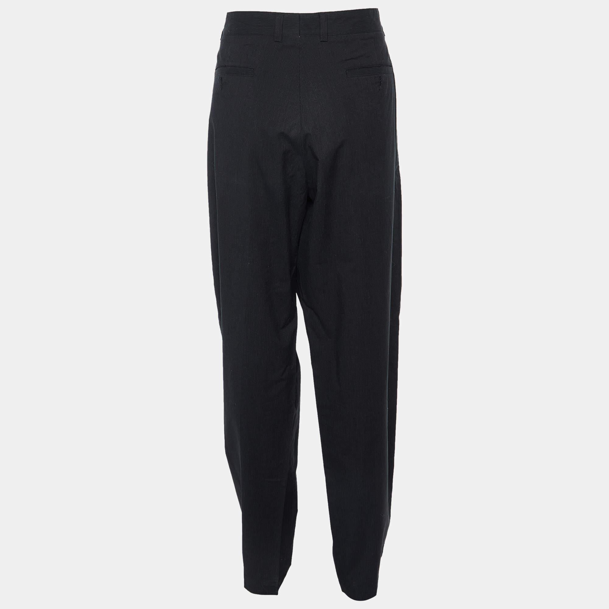 Enhance your formal attire with this pair of trousers. Designed into a superb silhouette and fit, this pair of trousers will definitely make you look elegant.