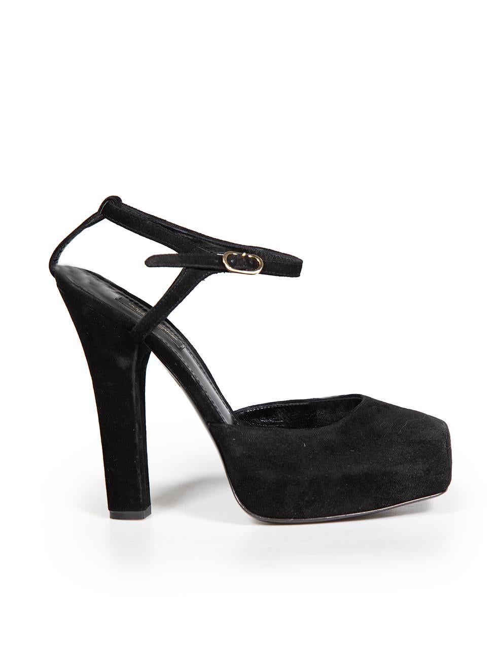 L'ÉTAT est très bon. L'usure des talons est minime. Une usure minimale sur le devant, le côté et surtout sur les talons est observée avec des marques d'abrasion et des plis du daim sur cet article de revente de designer Dolce & Gabbana d'occasion.
