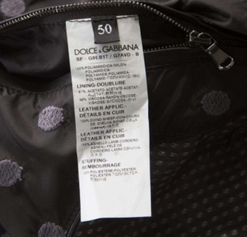 Dolce & Gabbana Schwarze gepunktete bestickte Bomberjacke mit Reißverschluss vorne, L im Zustand „Gut“ im Angebot in Dubai, Al Qouz 2
