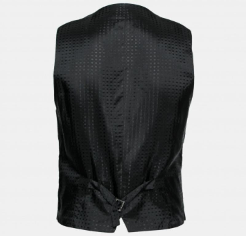 Questo gilet da uomo di Dolce & Gabbana mira a conferire una finitura opulenta. È realizzata in lana e presenta pois, chiusura frontale con bottoni e cintura sul retro.