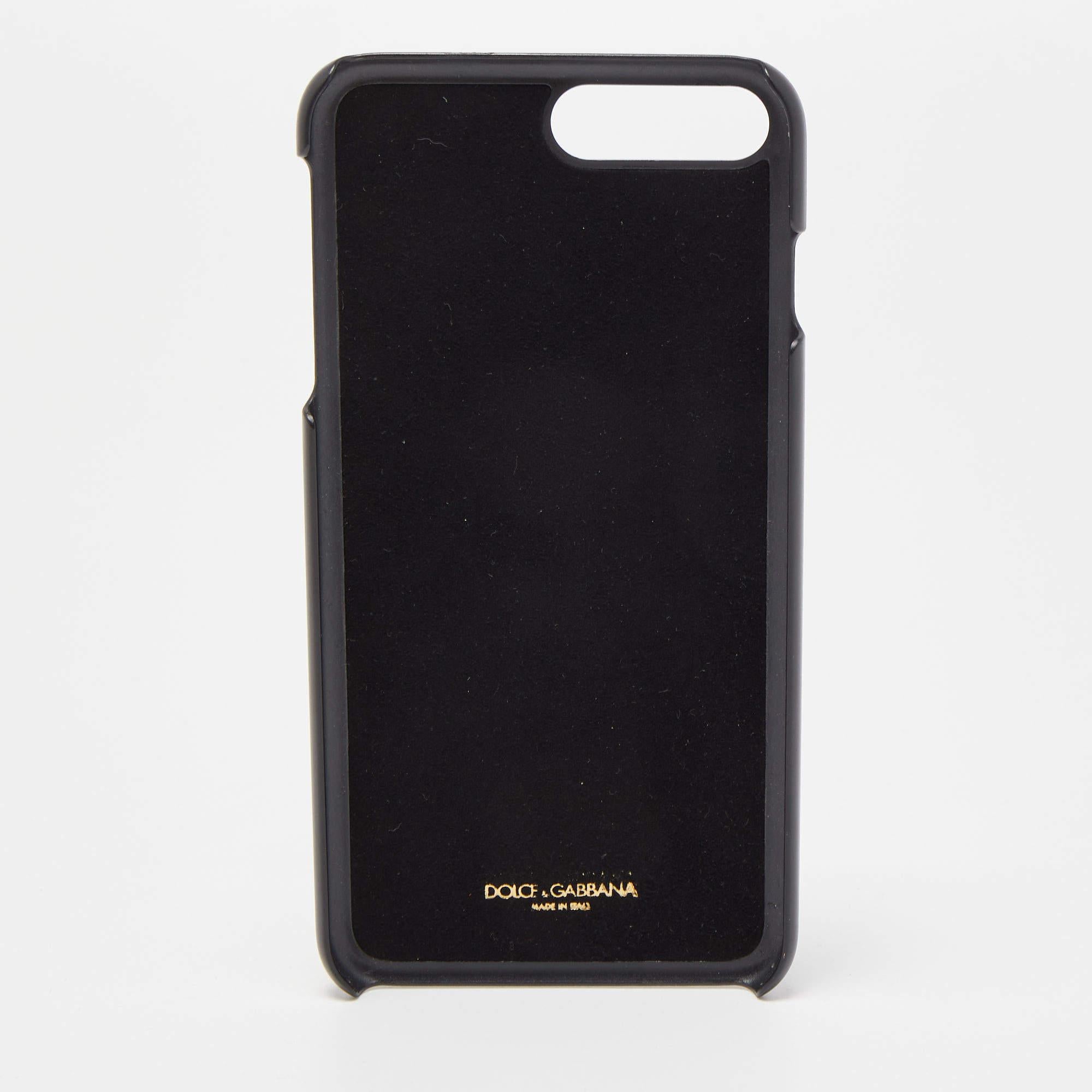 Die Dolce & Gabbana iPhone 7 Plus Tasche ist ein luxuriöses Accessoire. Sie ist aus schwarzem Leder gefertigt, mit verspielten Tupfenmustern versehen und mit funkelnden Kristallen verziert, die Ihrem iPhone 7 Plus Eleganz und Stil verleihen und