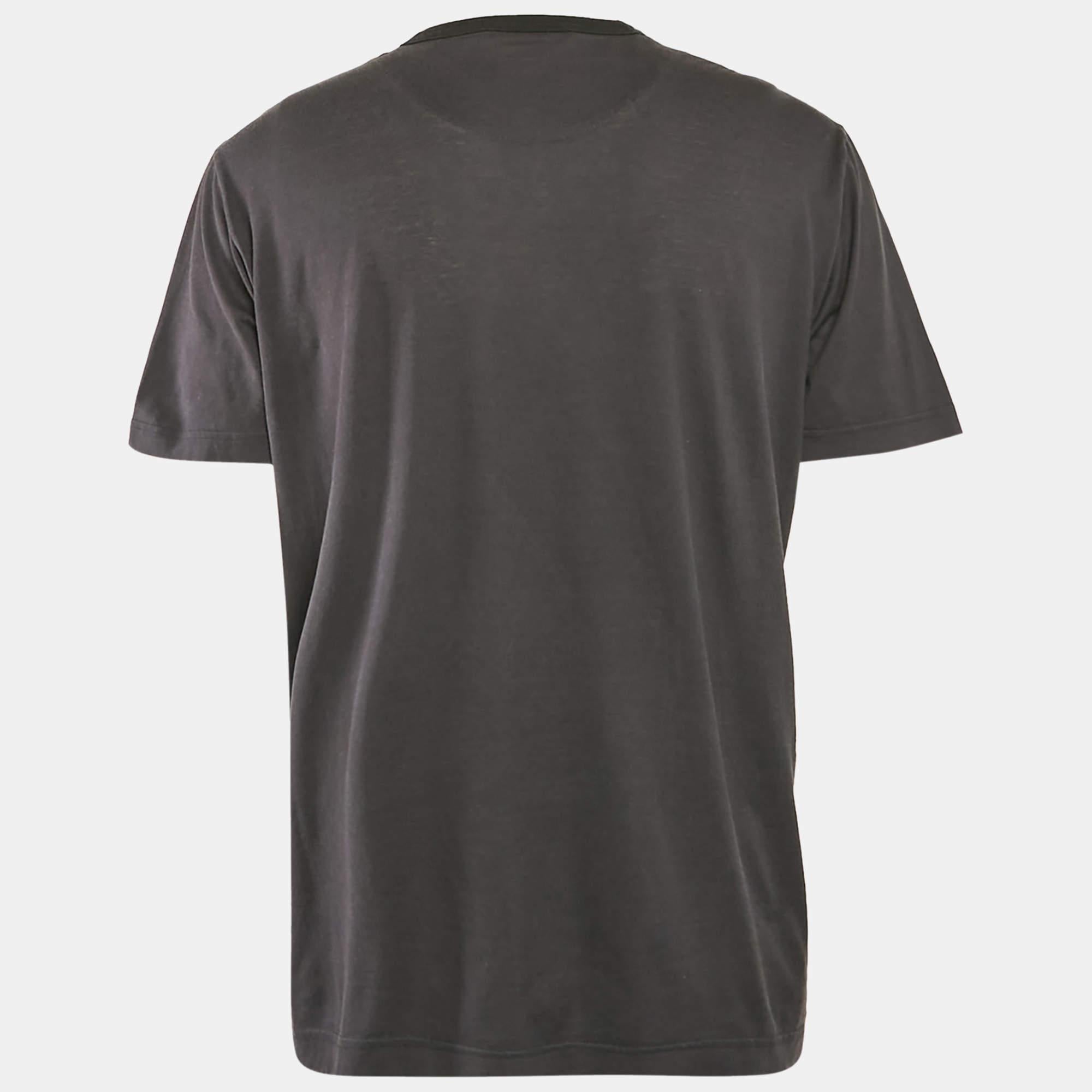 Dolce and Gabbana donne une tournure élégante au simple T shirt à col rond avec cette pièce. Il est confectionné en coton et comporte des manches courtes.  et le look est rehaussé par des imprimés.