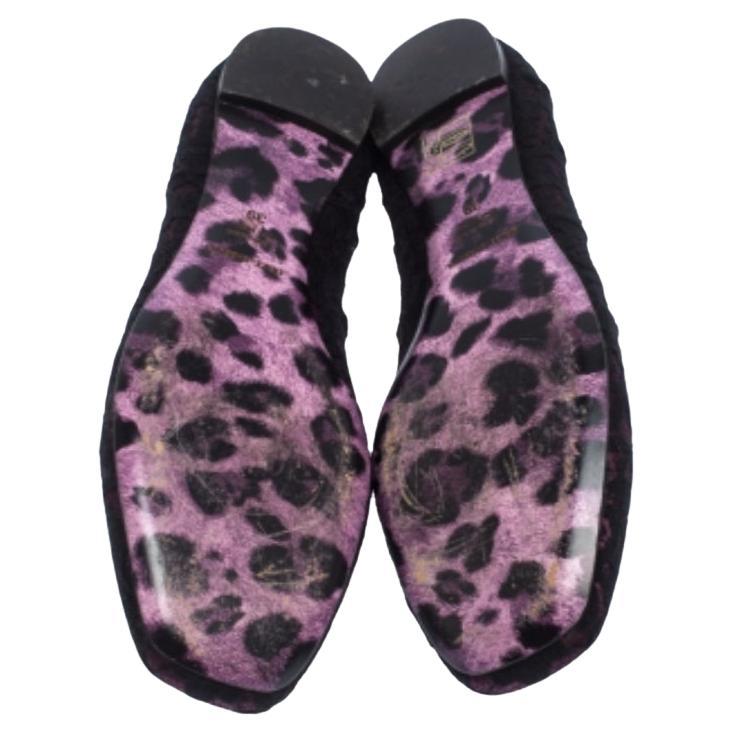 Combina tu conjunto favorito con estas bailarinas Dolce & Gabbana para lucir un look elegante.  Estas bailarinas, confeccionadas en bonito encaje y satén, se presentan en preciosos tonos negro y morado. Ponte estas bailarinas forradas de piel y luce