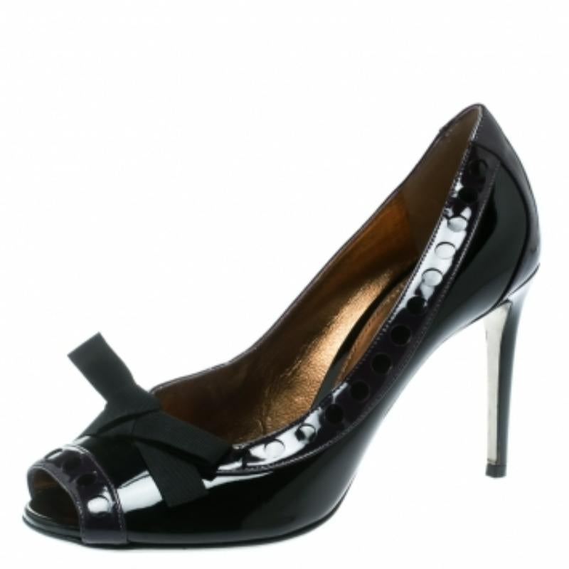 Parfaits pour compléter n'importe quelle tenue, ces escarpins noirs et violets de Dolce and Gabbana méritent de faire partie de votre garde-robe ! Elles ont été confectionnées en cuir verni et sont dotées de peep toes. Elles sont dotées d'une