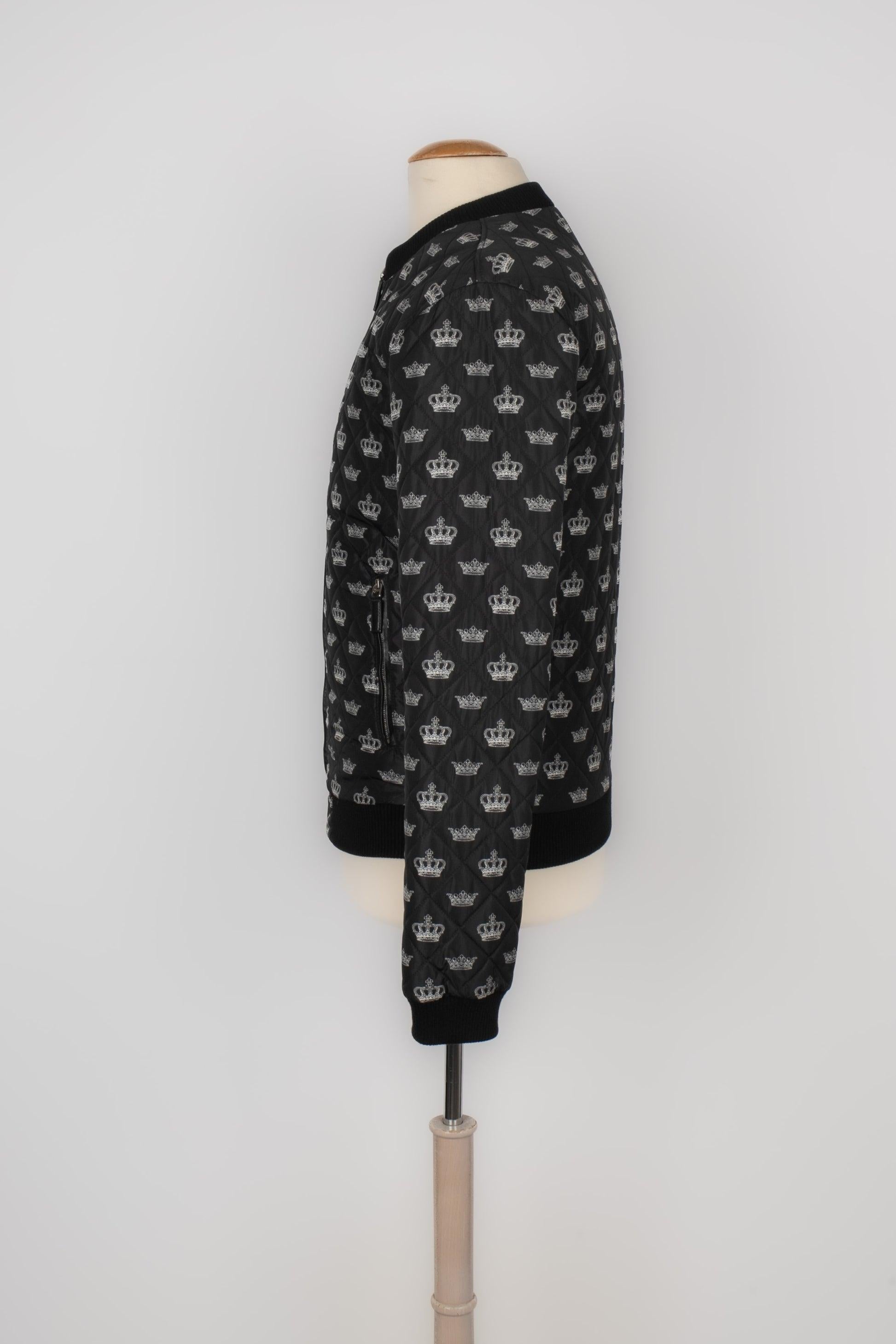 Dolce & Gabbana - (Made in Italy) Black quilted bomber jacket printed with crowns. Size 46FR indicated.

Additional information:
Condition: Very good condition
Dimensions: Shoulder width: 41 cm - Chest: 49 cm - Sleeve length: 67 cm - Length: 64