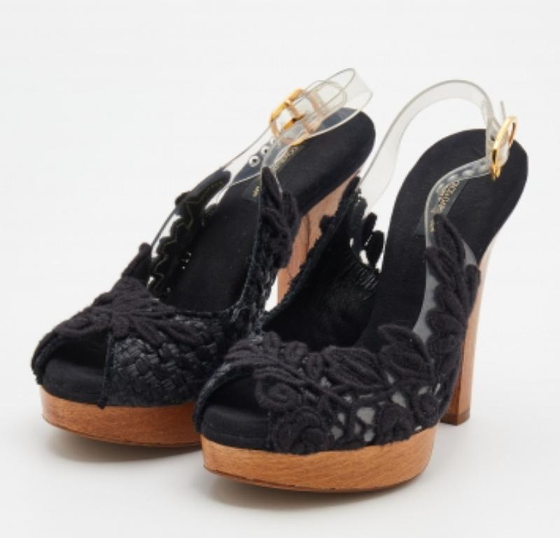 With chic inserts, these sandals from Dolce & Gabbana symbolize fine craftsmanship. They come made from PVC and raffia on the exterior, and the design is enhanced with the wooden-like finishing of the sturdy platforms and heels. Having buckled