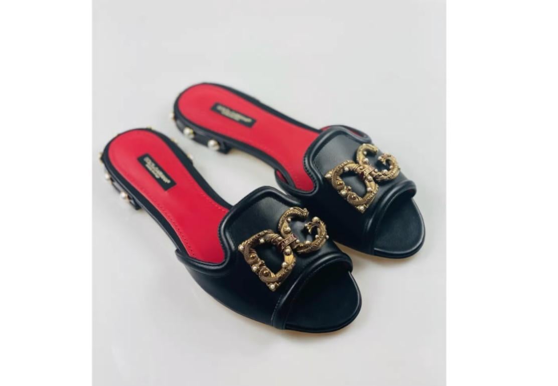 Dolce & Gabbana Black Amore slides shoes slip ons flats

Size 38, UK 4

100% Leather 

Shoes are brand new! There is a sign from a sticker on the bottom sole, not sole neither the shoe is damaged. Shoes are never been worn! 

Come with the original