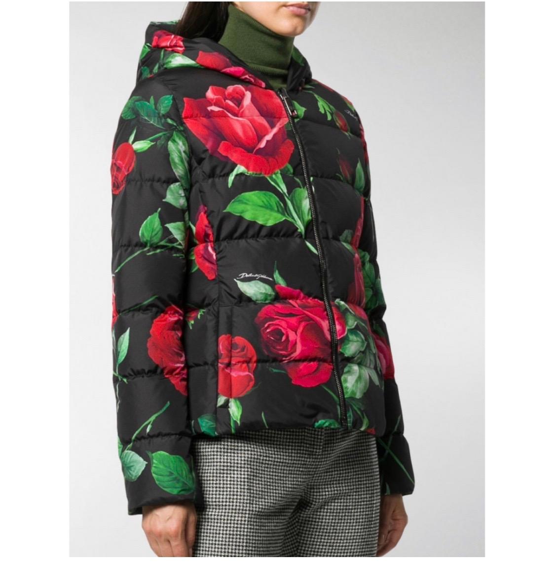 Black, red and green feather down
rose print puffer jacket from Dolce &
Gabbana featuring classic hood, front

zip fastening and long sleeves.

DETAILS

- Dry clean only

- Main: 100% polyester, Lining: 100%
feather down, Lining: 100% polyester
-