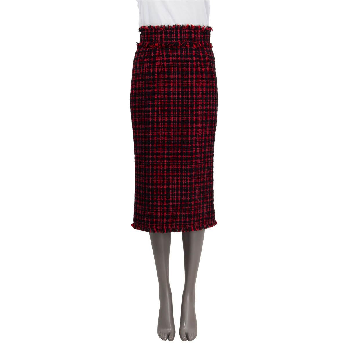 100% authentic Dolce & Gabbana below-knee skirt in red and black cotton (41%), acrylic (21%), polyester (12%), mohair (7%), nylon (6%) and wool (6%). Features a fringed hem and a check print. Opens with two push buttons, one button and a zipper on