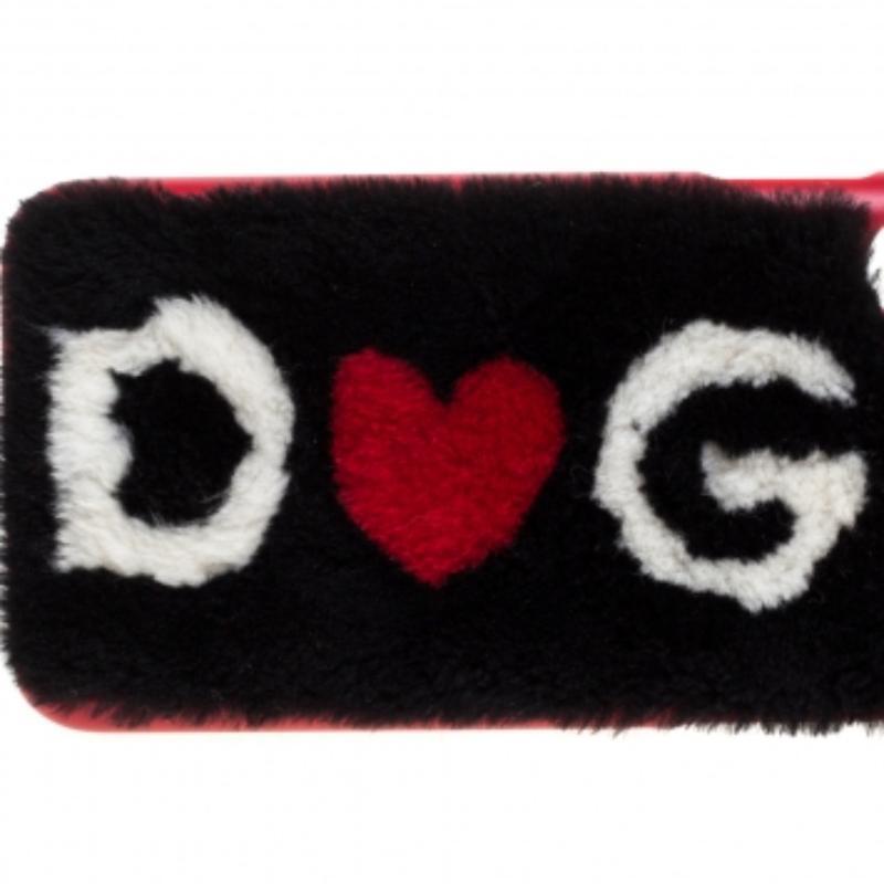 This splendid iPhone X cover is not only visually appealing but also very functional and durable. It flaunts a black and red 'D&G' fur logo plaque on the exterior that looks absolutely eye-catching. Lined with suede, this Italian piece is the
