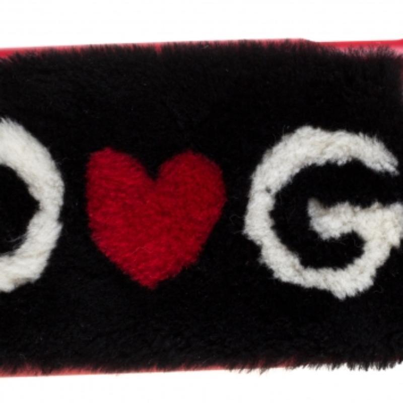 Dolce & Gabbana Black/Red Fur Logo Plaque iPhone X Cover In Excellent Condition For Sale In Dubai, Al Qouz 2