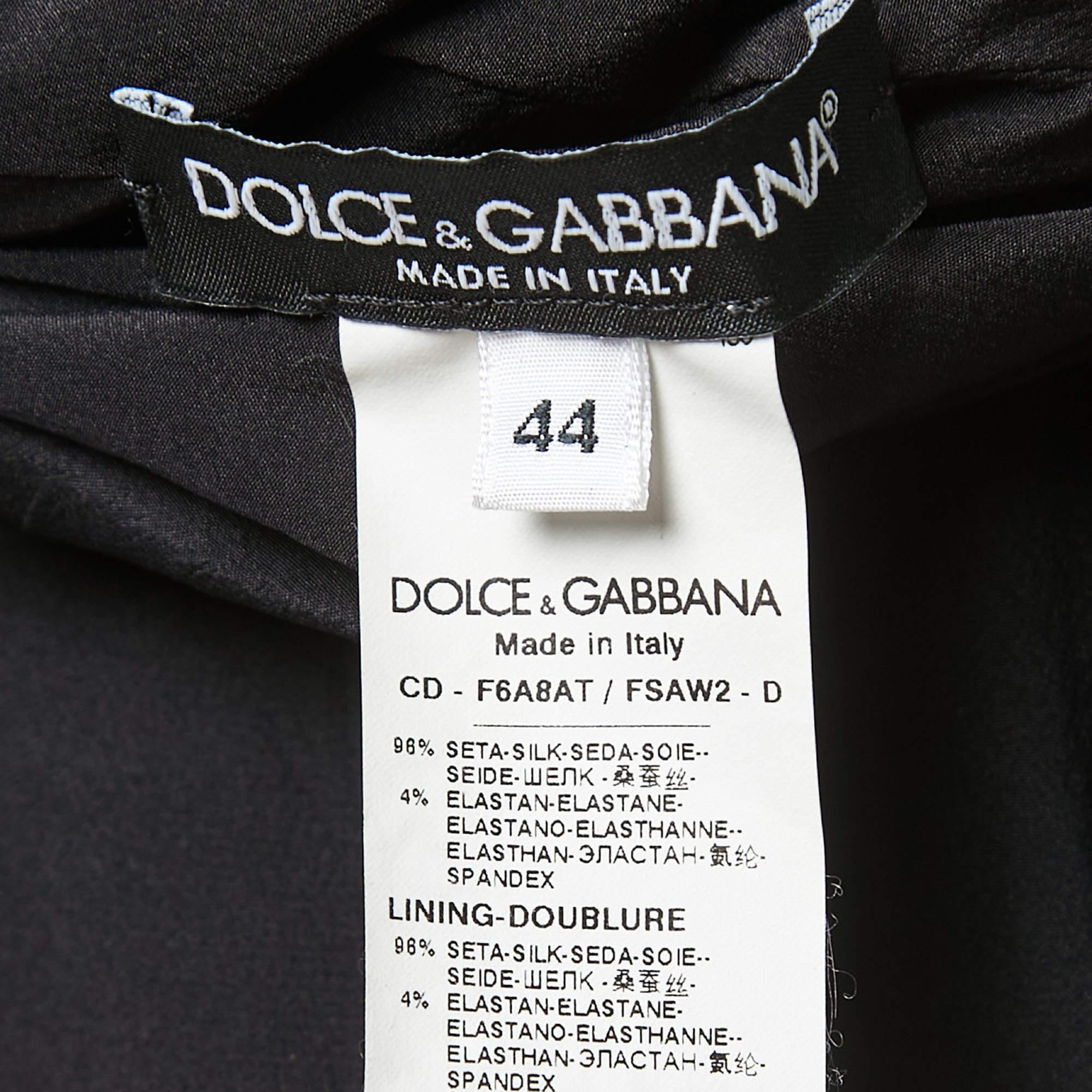 Dolce & Gabbana Schwarzes/rotes bedrucktes Minikleid aus Stretch-Seiden mit Rüschen M im Zustand „Hervorragend“ im Angebot in Dubai, Al Qouz 2