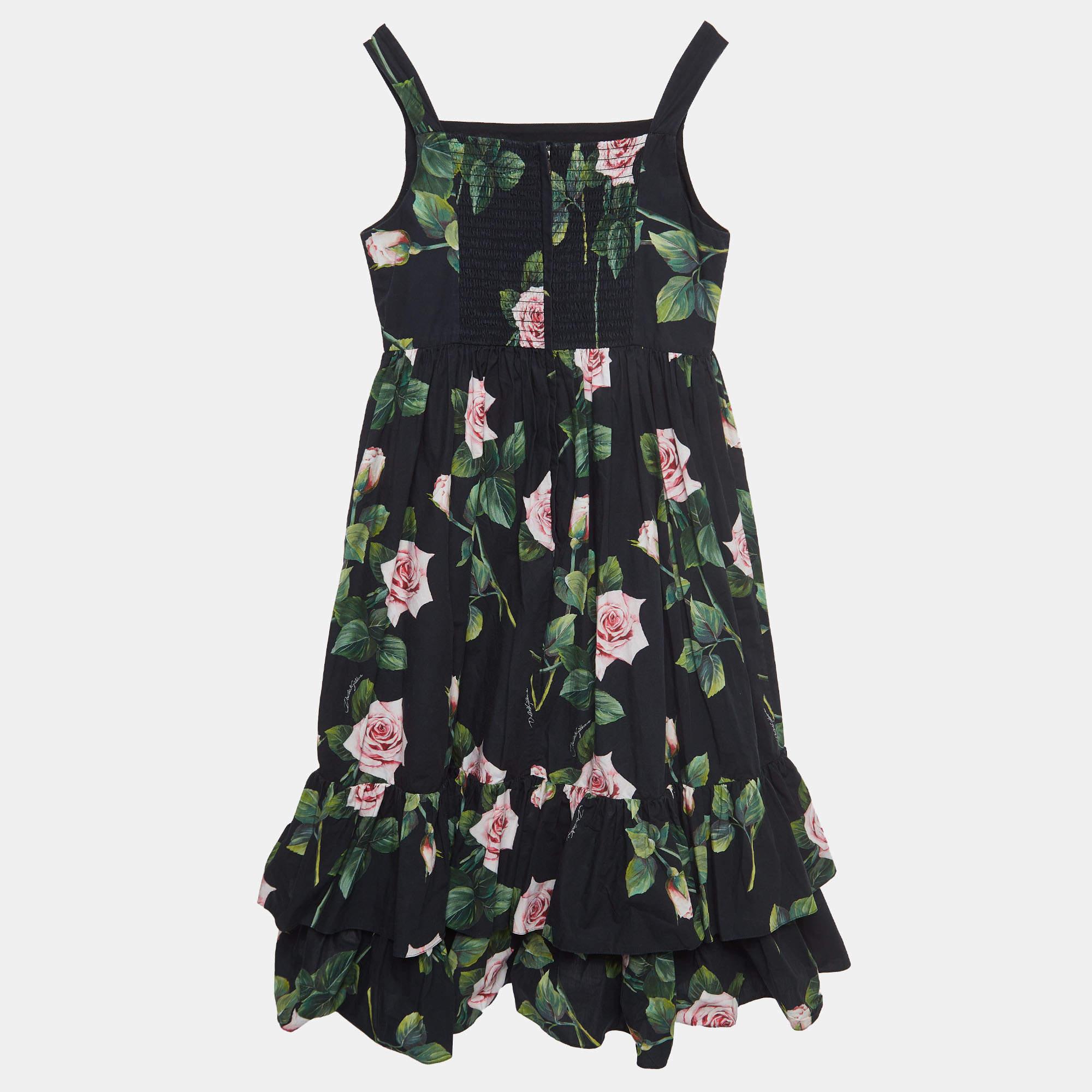 Conçue pour les 11-12 ans, cette robe Dolce and Gabbana bénéficie d'une construction méticuleuse, d'un grand confort et de jolies couleurs. L'imprimé floral ajoute une touche de beauté, créant ainsi une pièce à la pointe de la mode pour votre jeune