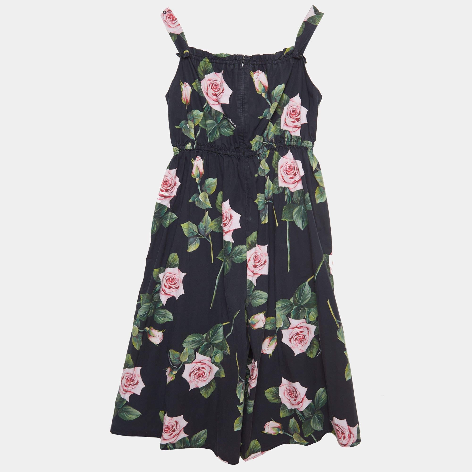 Meticulosamente confeccionado para niños de 11 a 12 años, este mono Dolce & Gabbana presume de una construcción meticulosa, comodidad y colores encantadores. El estampado de rosas añade un toque de belleza creando una pieza de moda para tu joven