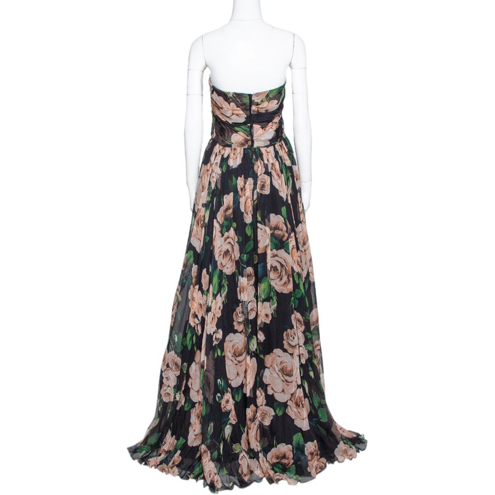 This elegant outfit from the house of Dolce & Gabbana is waiting to make you look like a diva. It is beautifully crafted from 100% silk. From the strapless silhouette to the gathered body, it has been designed to deliver movement. The black rose
