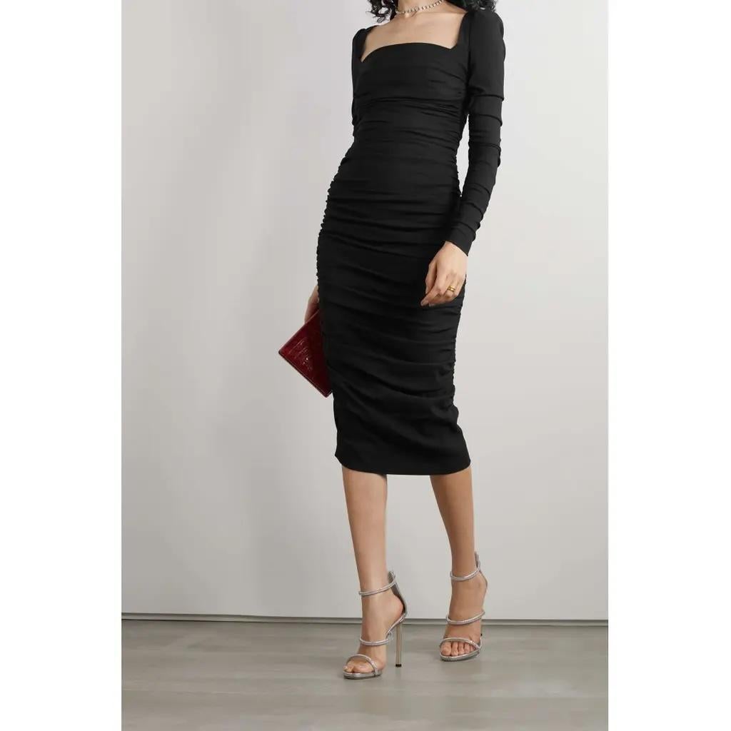 Robe absolument iconique et super flatteuse de Dolce & Gabbana - achetée pour £1850 et neuve avec toutes ses étiquettes. Confectionné en crêpe de viscose/soie super doux et extensible et en élasthanne noir, il présente la coupe midi classique 