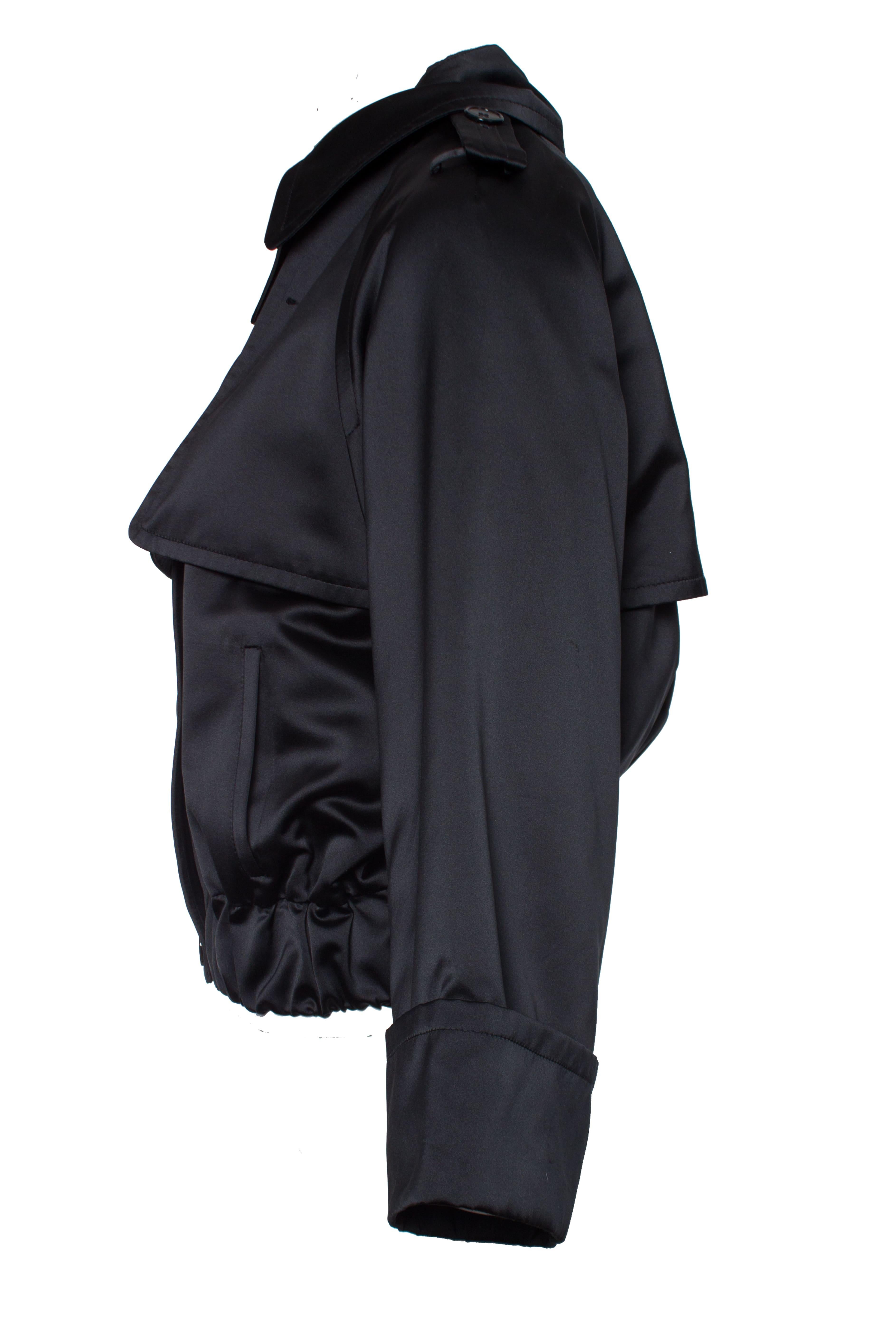 Dolce & Gabbana, Bomber in raso nero con maniche svasate. L'articolo è in ottime condizioni con un piccolo strappo nel tessuto.

- CONDIZIONE: ottime condizioni - piccolo strappo nel tessuto

- TAGLIA: IT42 - S

- MISURE: lunghezza 59 cm, larghezza