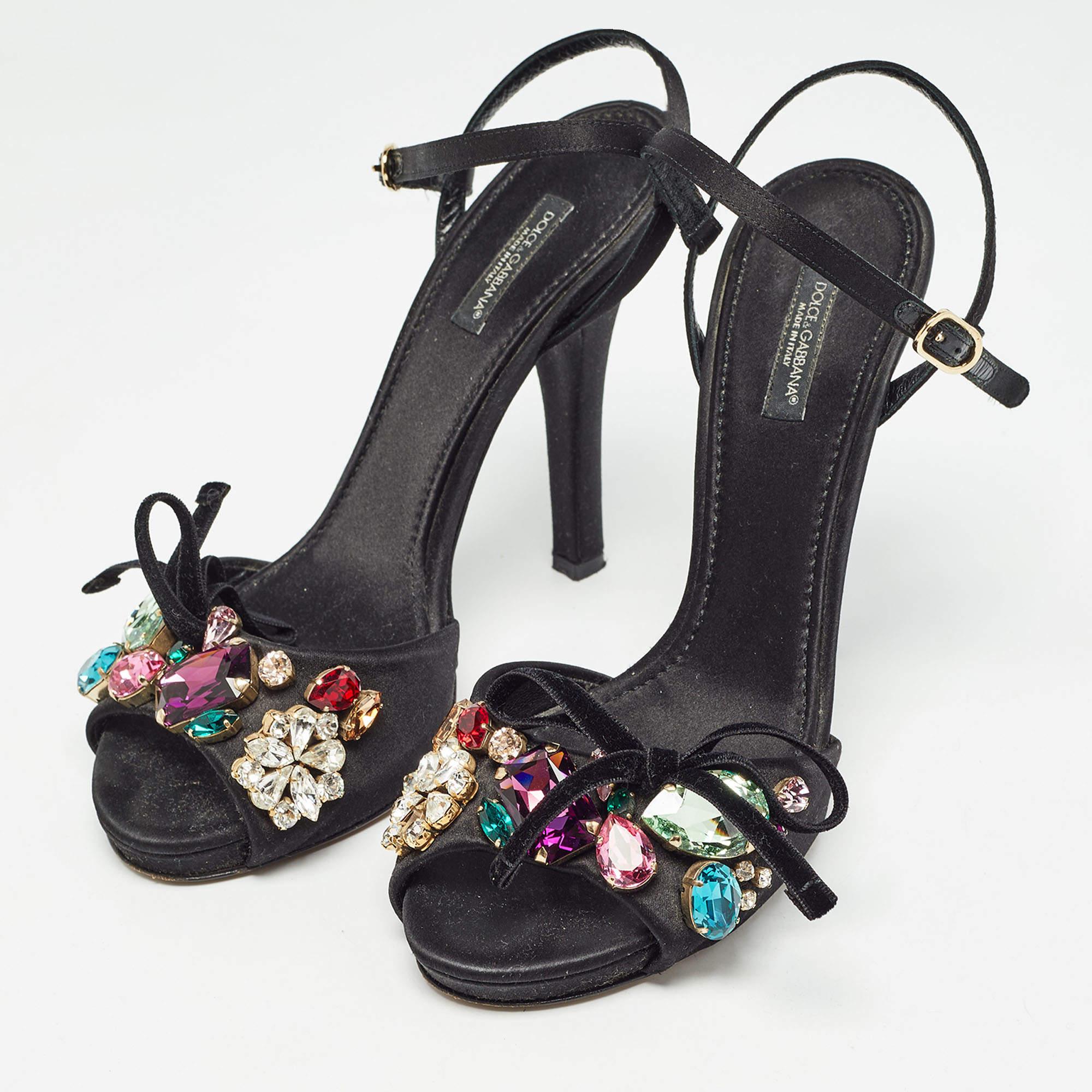 These heeled sandals are the perfect combination of style and comfort with a sleek design that adds a touch of elegance to any outfit. The sturdy heel offers stability while the soft straps ensure a comfortable fit. Ideal for many occasions these