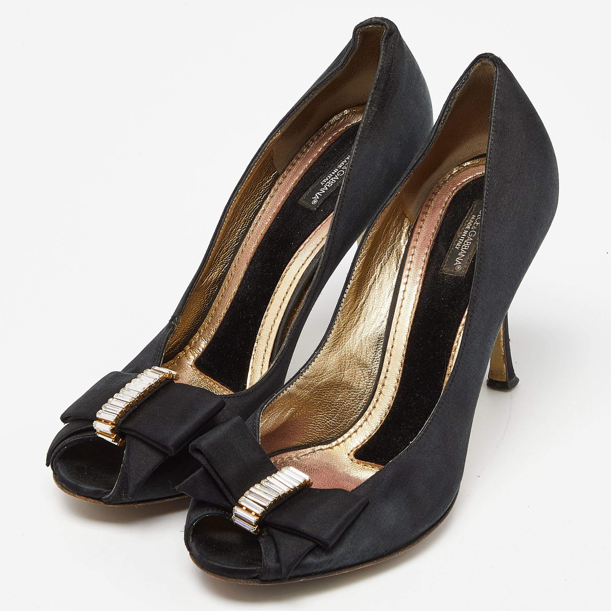 Haz una declaración de estilo chic con estos zapatos de salón de diseño. Presentan tacones robustos y suelas duraderas, ¡perfectos para tus salidas a la moda!