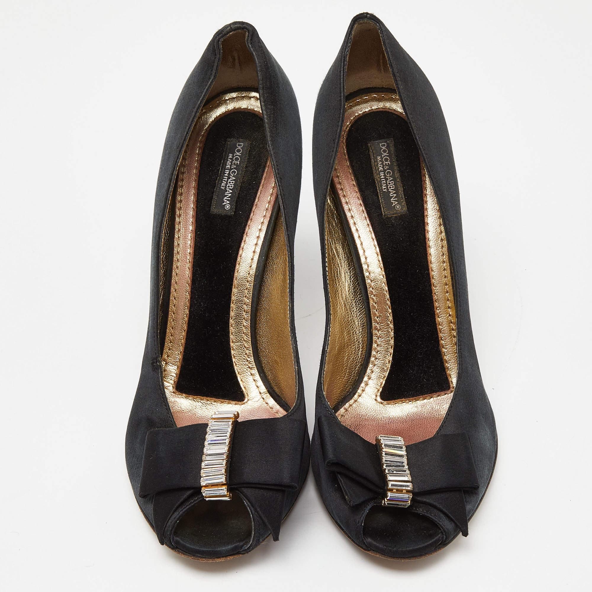 Dolce & Gabbana Bombas con puntera en punta de satén negro y cristales adornados Talla 37.5 Negro en venta