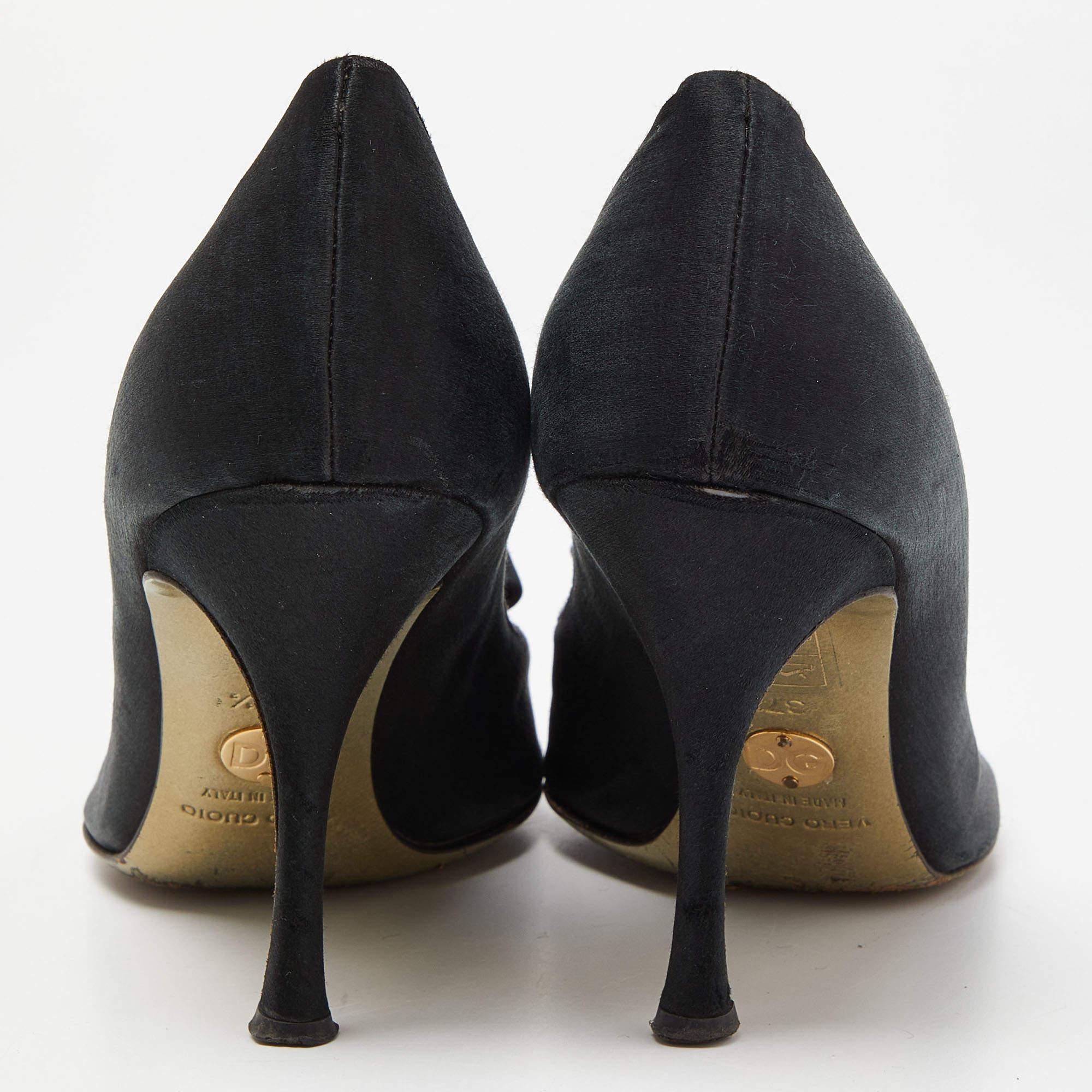 De las mujeres Dolce & Gabbana Bombas con puntera en punta de satén negro y cristales adornados Talla 37.5 en venta
