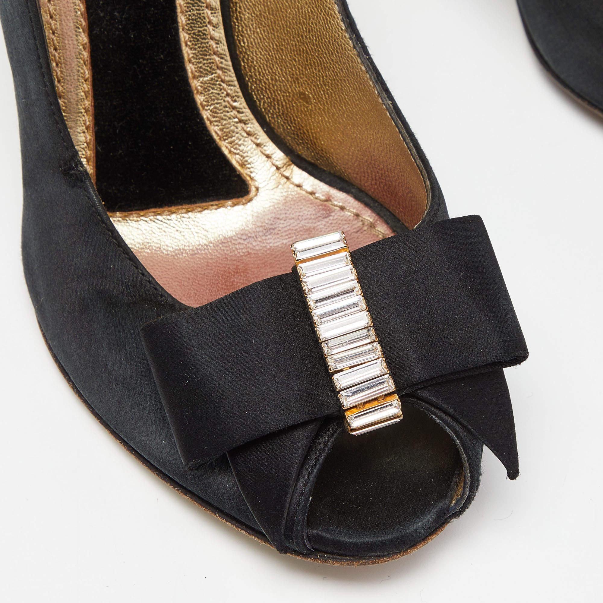 Dolce & Gabbana Bombas con puntera en punta de satén negro y cristales adornados Talla 37.5 en venta 2