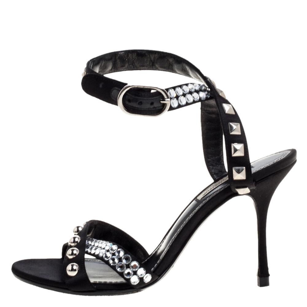 Elevate your style statement and walk with panache in these black sandals from Dolce & Gabbana. They come crafted from satin and feature an open toe silhouette. They have been styled with cross straps on the vamps and ankle wraps that feature studs