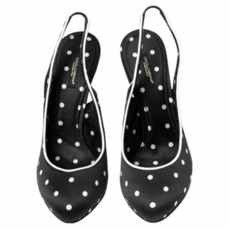 Dolce & Gabbana Black Satin Polka Dot Slingback Sandals Size 38 (Sandales à talon aiguille en satin noir) Pour femmes en vente