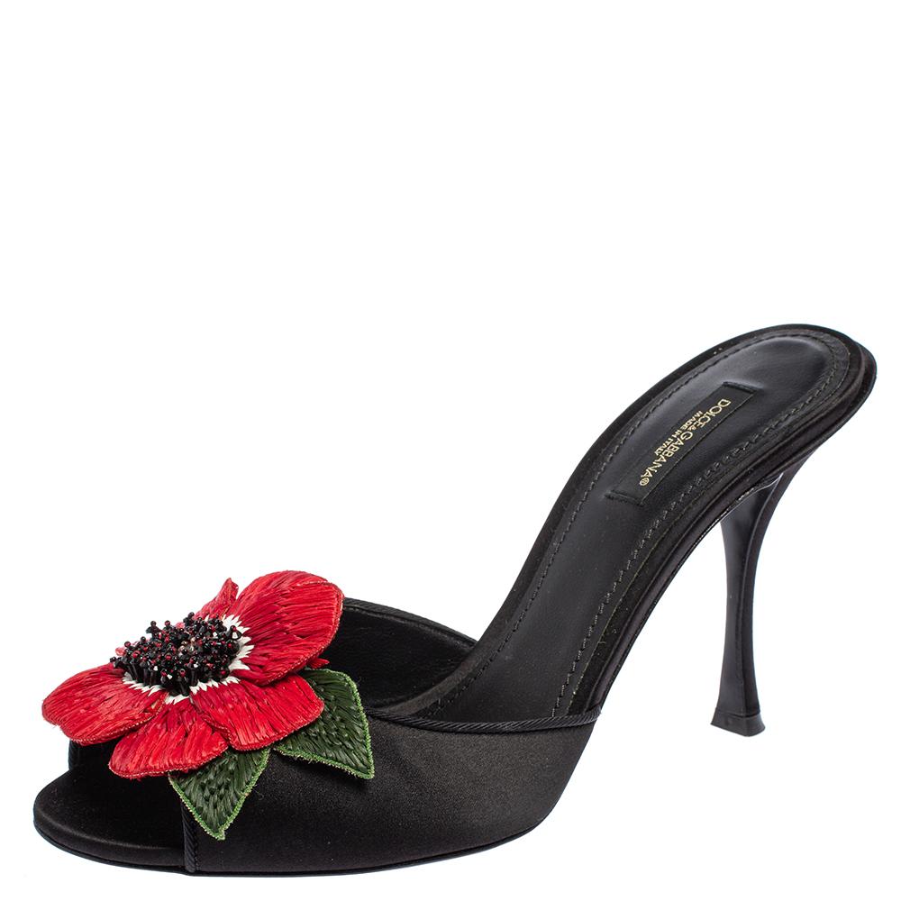 Dolce & Gabbana's collections are a testament to the label's opulent and glamorous aesthetics. Crafted from black satin, these slide sandals are detailed with beautiful rose appliques on the uppers. The sandals are complete with 10 cm high heels.

