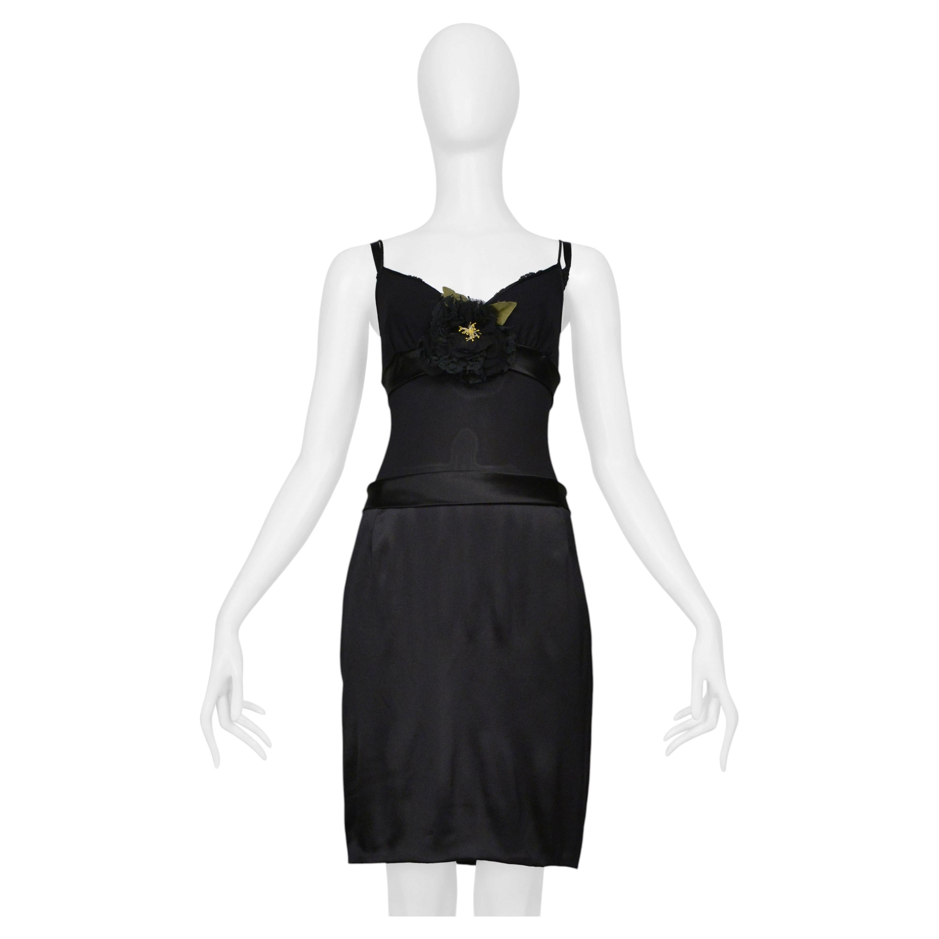 Robe nuisette en satin noir Dolce & Gabbana ornée d'une fleur