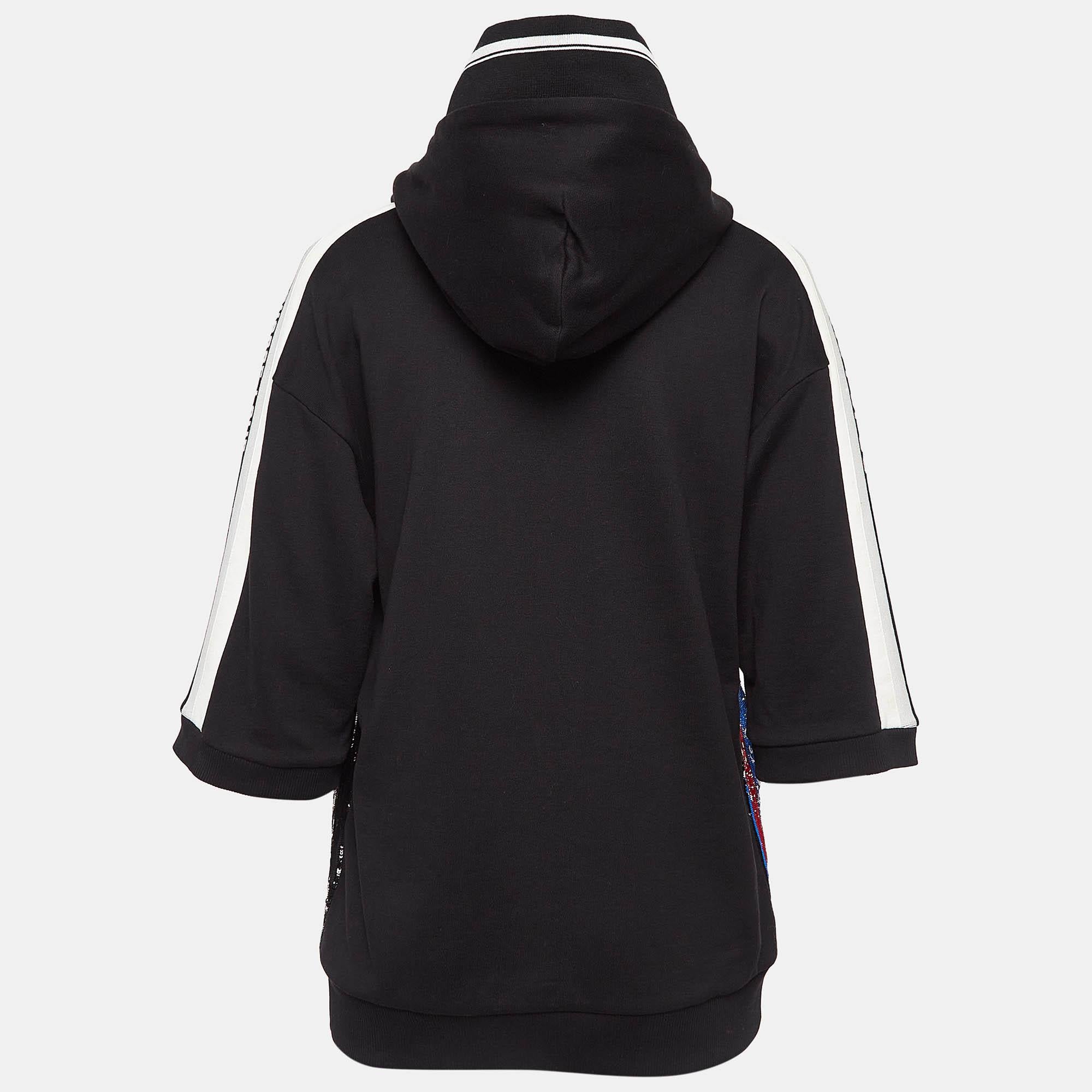 This hoodie is all about sporting a classy and comfy style. It is tailored from soft fabric which is highlighted with signature accents.