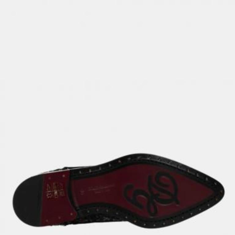 La maison Dolce & Gabbana ti propone questo bellissimo paio di sneakers casual per i più divertenti e trendy. Ha una base esterna nera con paillettes sulla parte superiore. Ha un design a punta chiusa e uno stile allacciato. Abbinati ai jeans.