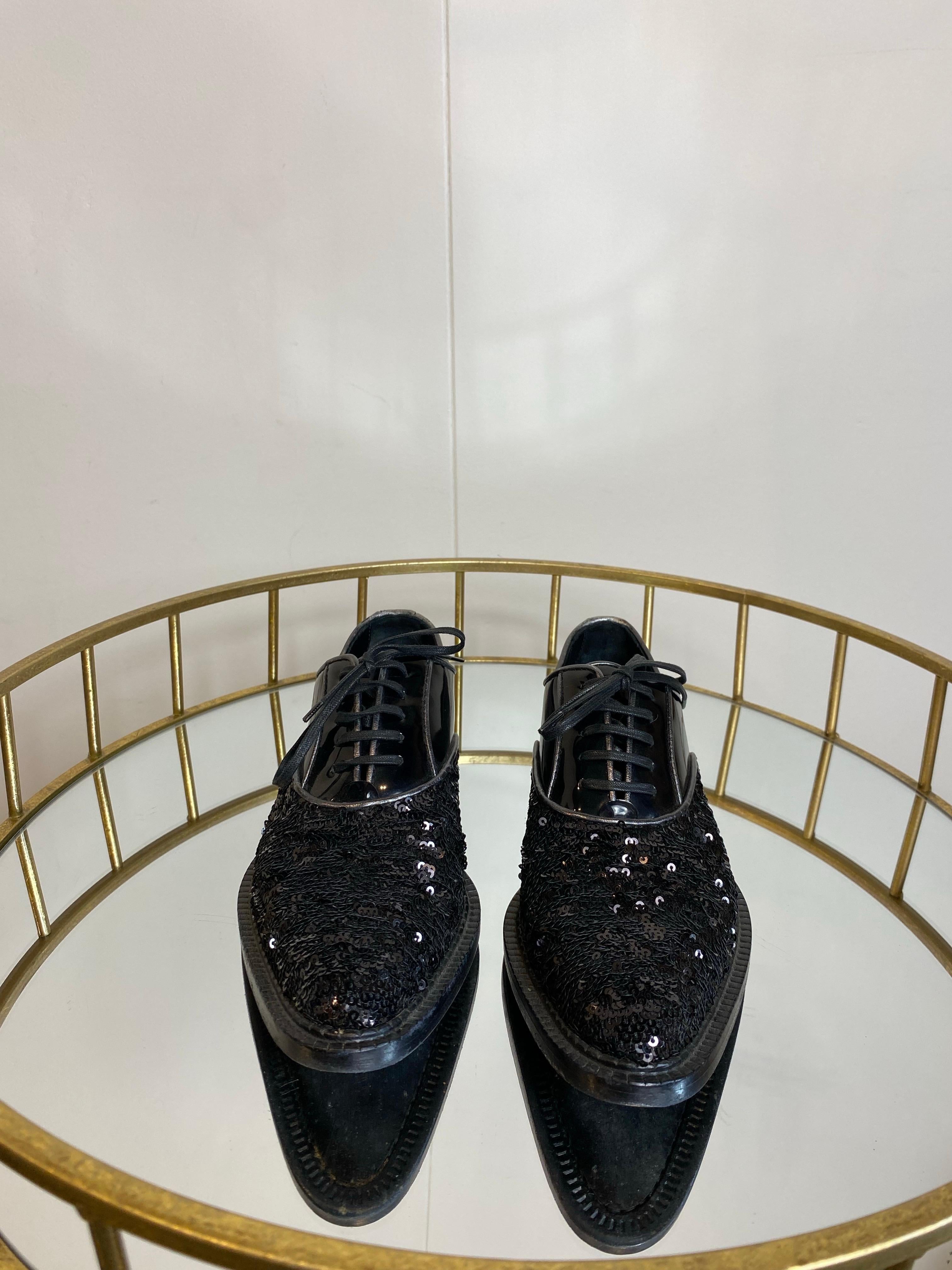 Oxfords di Dolce & Gabbana.
In pelle e vernice nera e antracite.
Dettaglio delle paillettes nere.
Taglia 37 e mezzo.
Soletta 26 cm
Condizioni generali eccellenti, usato pochissimo.
Presentano segni minimi sulla pelle.
Vengono forniti con la scatola
