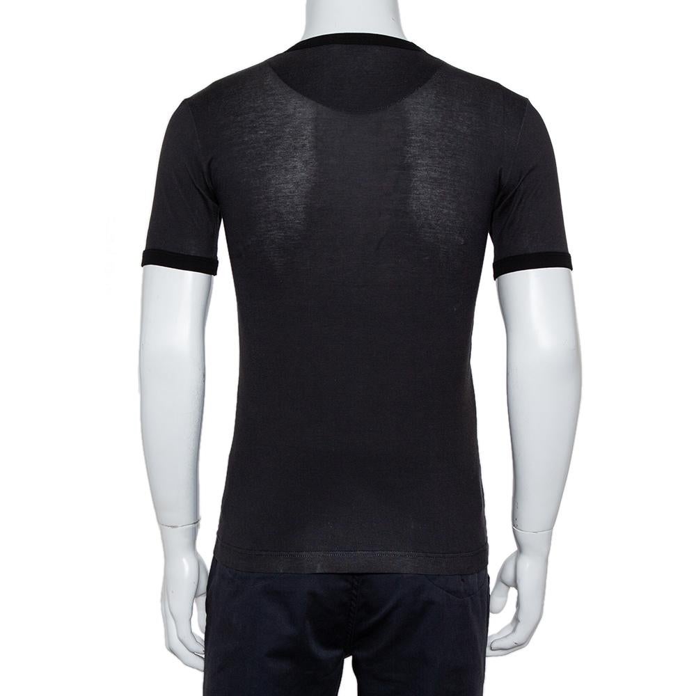 Die Vorliebe von Dolce & Gabbana für verspielte Prints zeigt sich auch bei diesem stylischen T-Shirt. Es ist aus schwarzer Baumwolle gefertigt und zeigt auf der Vorderseite einen schönen sizilianischen Westerndruck. Das T-Shirt ist mit einem