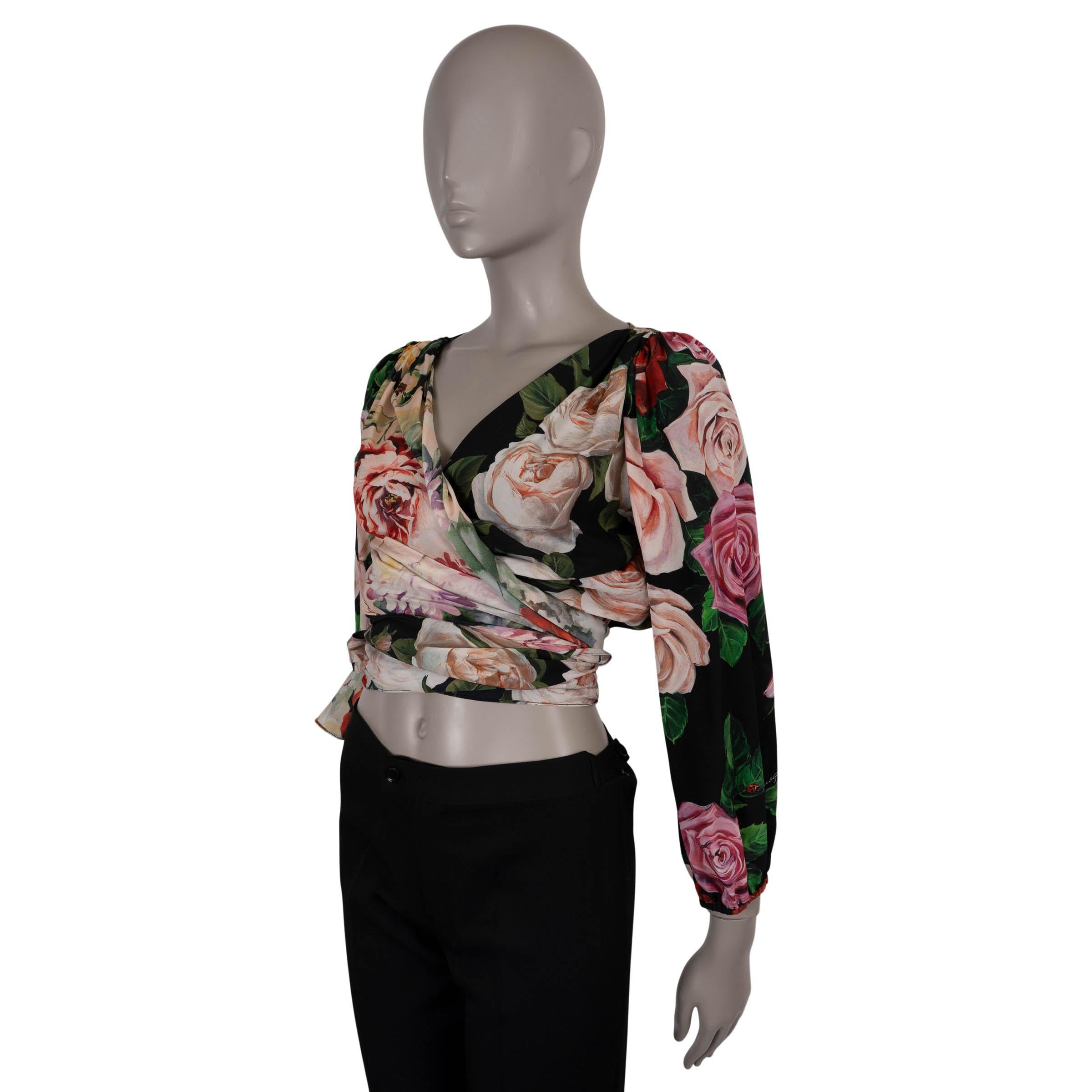 Questa blusa di Dolce & Gabbana, autentica al 100%, è realizzata in seta nera, rosa e crema stampata a rose (100%). Presenta una silhouette aderente con un profondo scollo a V e maniche a 3/4. Il design a portafoglio si lega elegantemente sul lato,