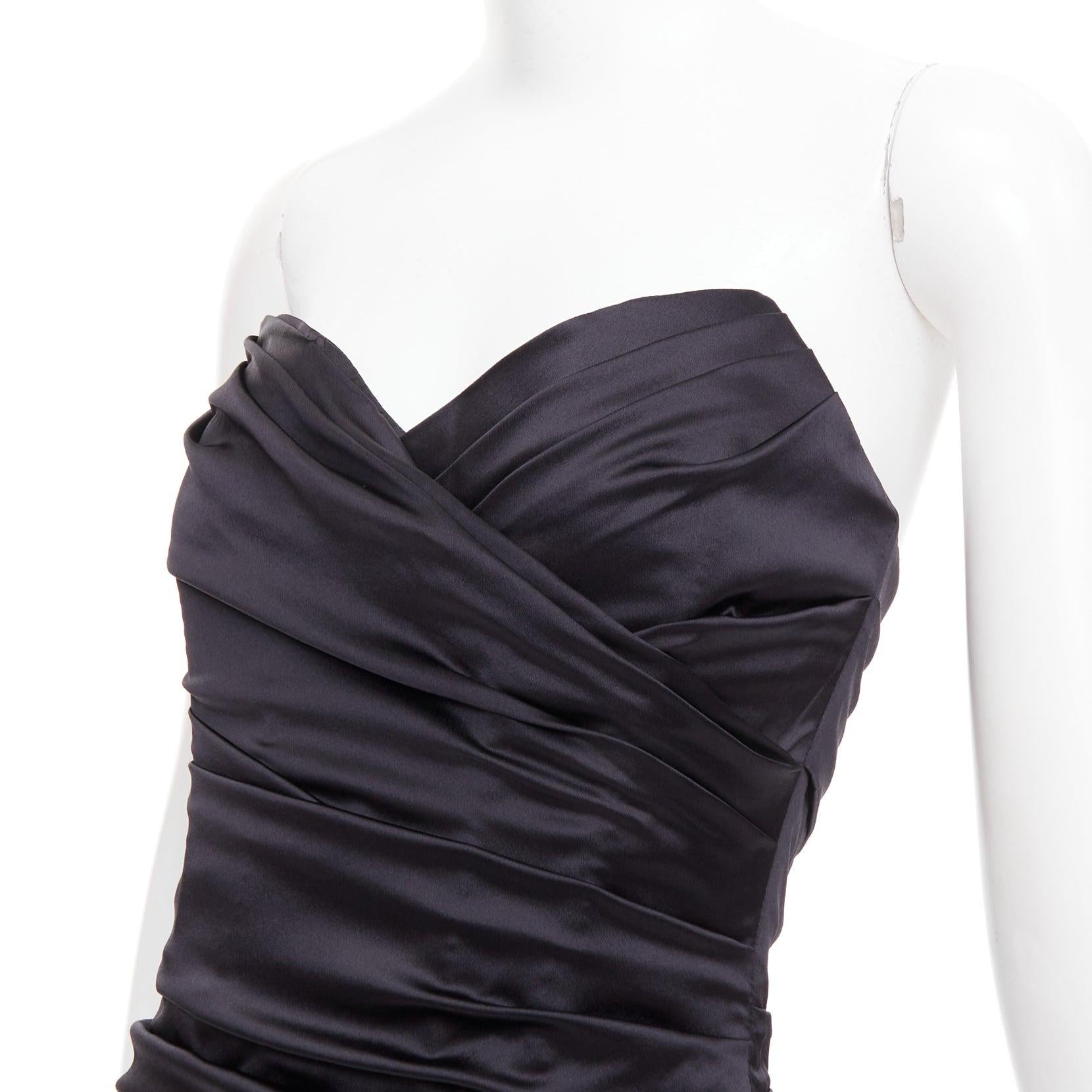 DOLCE GABBANA Robe de cocktail à buste angulaire froncé en soie noire, taille IT 40 S
Référence : GEGG/A00070
Marque : Dolce Gabbana
Designer : Domenico Dolce et Stefano Gabbana
MATERIAL : Soie, mélange
Couleur : Noir
Motif : Solide
Fermeture :
