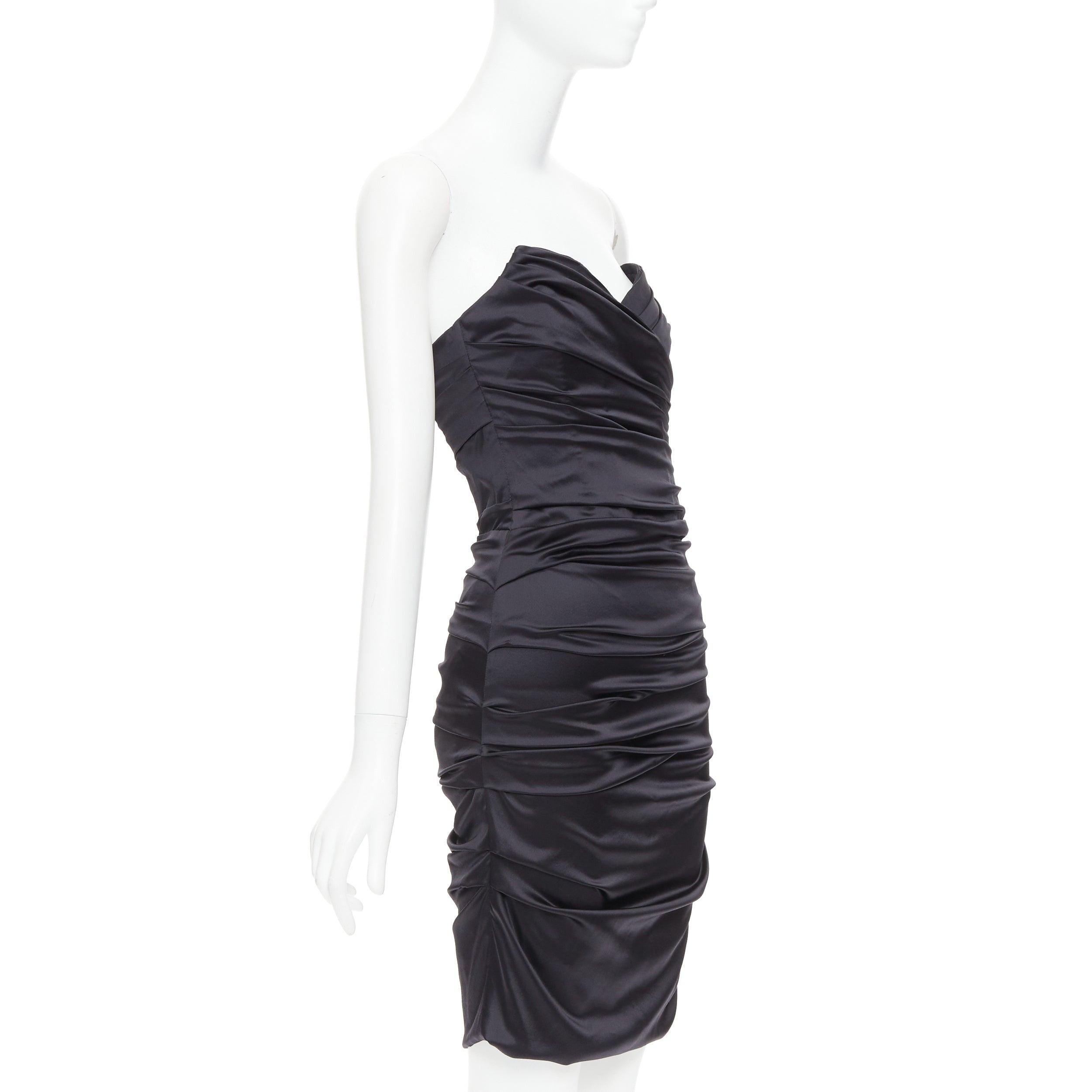 Noir DOLCE GABBANA Robe de cocktail à buste angulaire froncé en soie noire, taille IT 40 S en vente