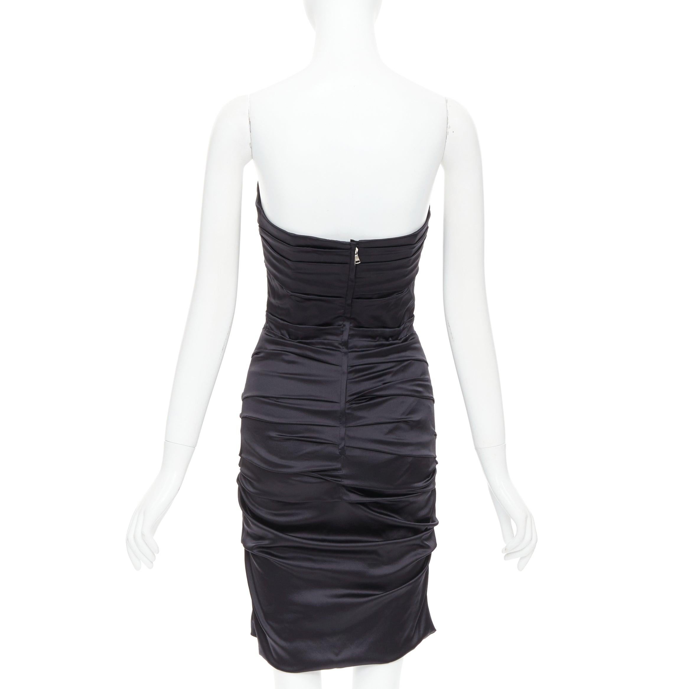 DOLCE GABBANA Robe de cocktail à buste angulaire froncé en soie noire, taille IT 40 S Pour femmes en vente