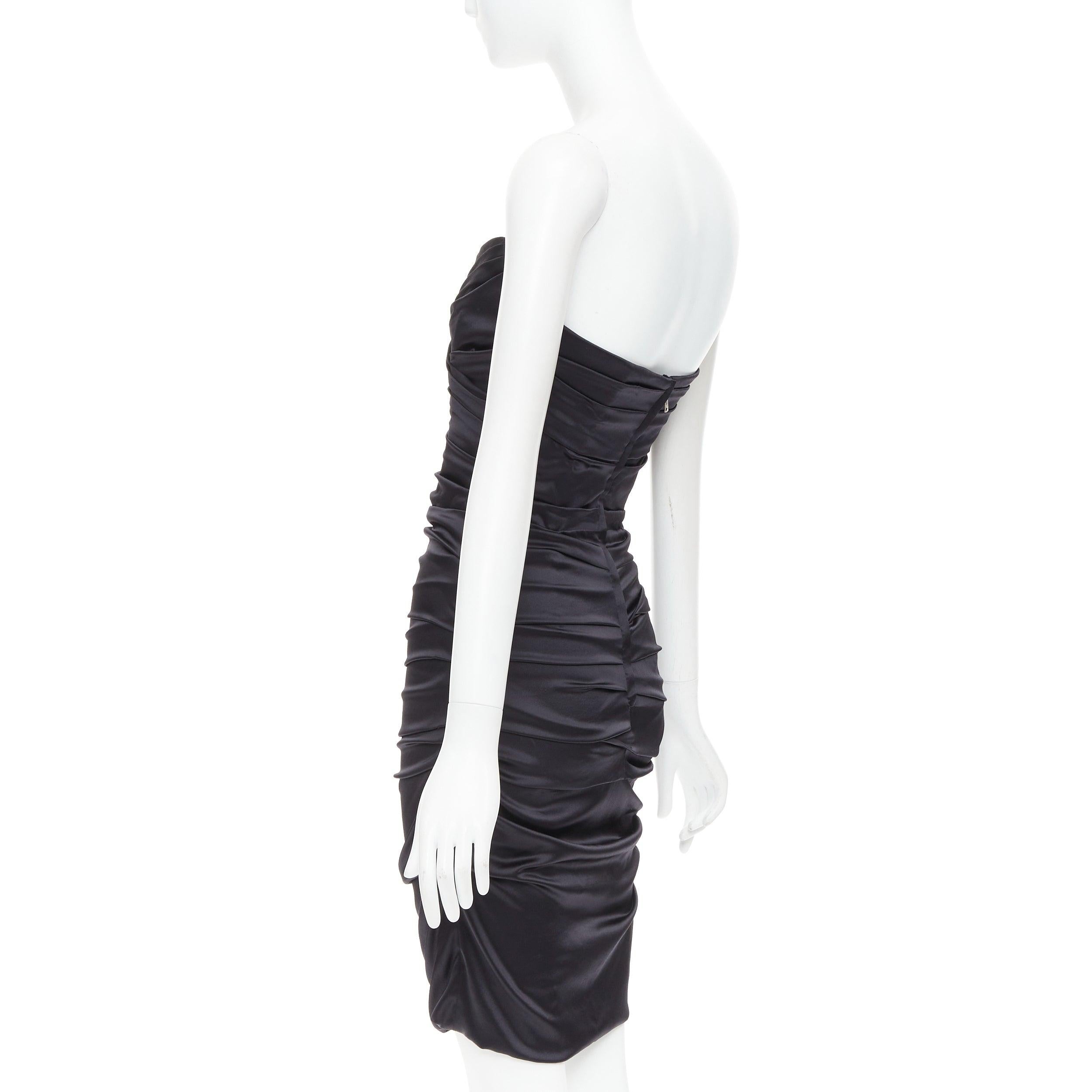 DOLCE GABBANA Robe de cocktail à buste angulaire froncé en soie noire, taille IT 40 S en vente 1