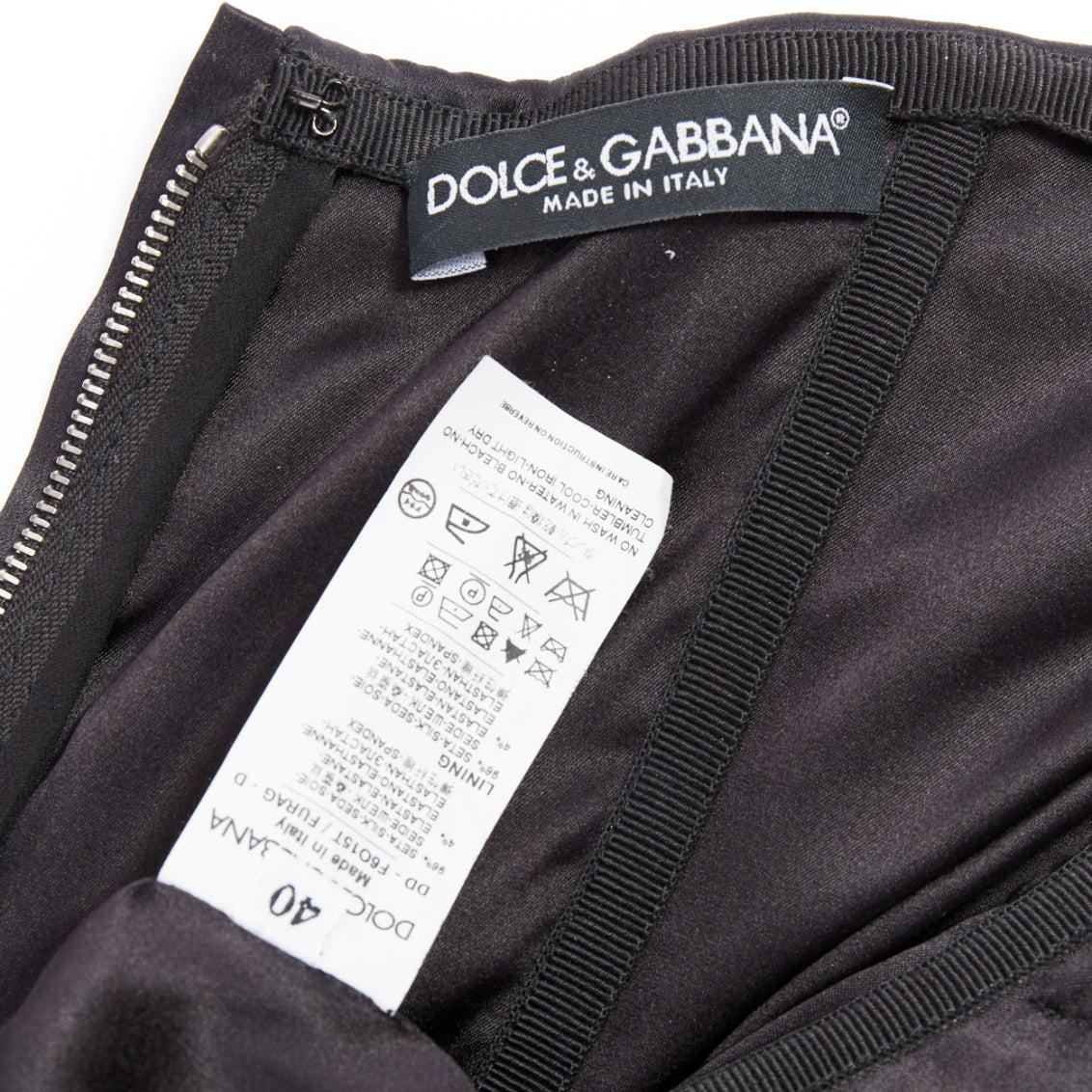 DOLCE GABBANA Robe de cocktail à buste angulaire froncé en soie noire, taille IT 40 S en vente 3