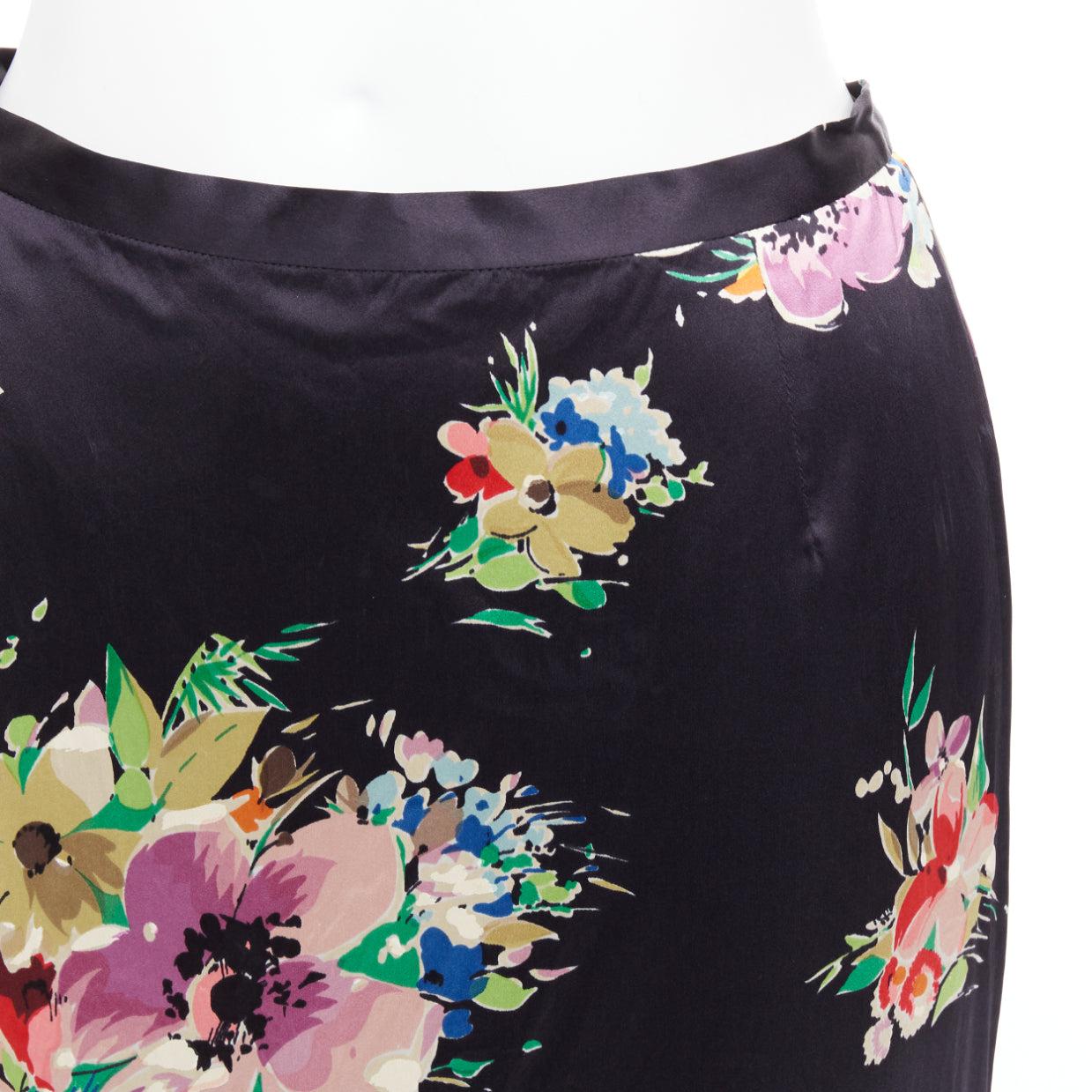 Dolce & Gabbana jupe crayon en soie mélangée noire à imprimé floral multicolore IT40 S
Référence : GEGG/A00029
Marque : Dolce Gabbana
Designer : Domenico Dolce et Stefano Gabbana
MATERIAL : Soie, mélange
Couleur : noir, multicolore
Motif :